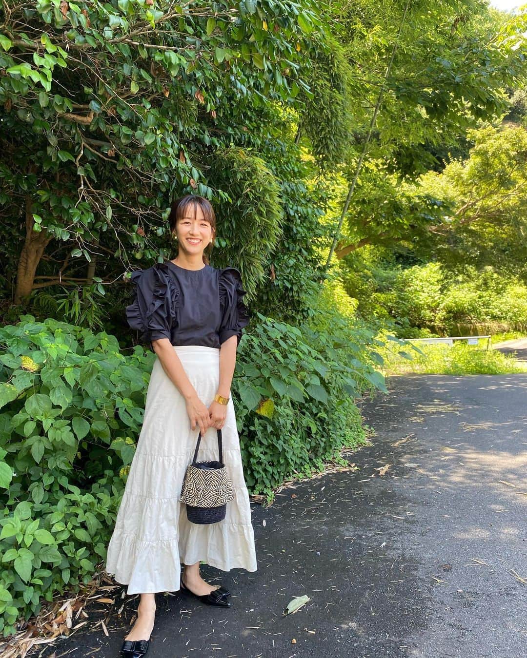 前田有紀のインスタグラム：「久しぶりにレストランに行くので（しかも子どもたちなしで！興奮！）この日は　#Newans @newans.official の フリルスリーブブラウスのブラックにスカートを。さっと着るだけで、きちんと感と着映えを叶えてくれて、気持ちも華やぎました。 その他、学校の個人面談に着ていったり、とりあえずデニム合わせしてカジュアルに着たり。色々使えます◎  鎌倉はきっと都会の街に比べて木陰が多いけれど、暑いところは本当暑いので汗かきやすい身としては、イージーケアがありがたいです。  tops: @newans.official  #newans #pr」