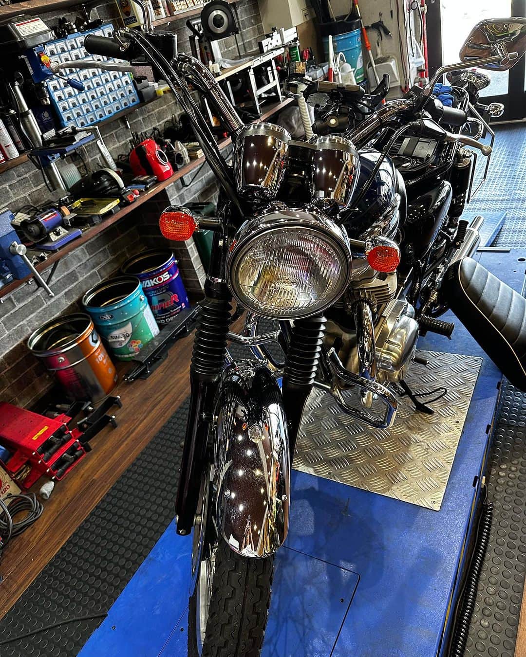 栗田善太郎のインスタグラム：「W650のメーターが W400に比べて かなり寝てて見辛かったので、ライジングステーと、メッキメーターロアケースを装着して貰ったよ。 安藤さんありがとう〜」