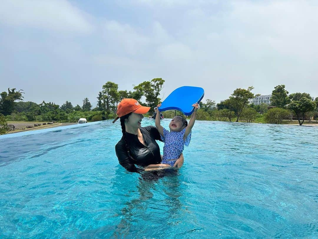 ユン・ソイさんのインスタグラム写真 - (ユン・ソイInstagram)「제주도에서~조식먹다가.. 창가에서 내려다보이는 수영장을 보고.. 난리난리..어쩜 이렇게 수영을 좋아할수있지..?난 세상에서 젤 관심없는게 물놀이어거늘.. 아…그대가 어린이집을 가준다면.. 그참에..난 수영이나 배워야겠다… #제주도#수영장#수영#20개월아기#휴가#일상속특별함#일상기록#육아소통」7月6日 15時34分 - yoonsoy