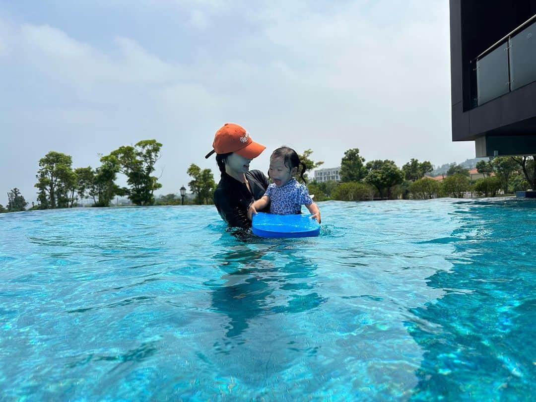 ユン・ソイさんのインスタグラム写真 - (ユン・ソイInstagram)「제주도에서~조식먹다가.. 창가에서 내려다보이는 수영장을 보고.. 난리난리..어쩜 이렇게 수영을 좋아할수있지..?난 세상에서 젤 관심없는게 물놀이어거늘.. 아…그대가 어린이집을 가준다면.. 그참에..난 수영이나 배워야겠다… #제주도#수영장#수영#20개월아기#휴가#일상속특별함#일상기록#육아소통」7月6日 15時34分 - yoonsoy