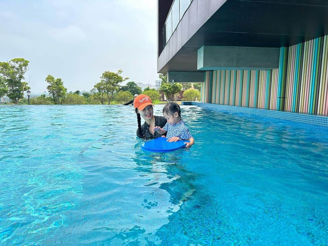 ユン・ソイのインスタグラム：「제주도에서~조식먹다가.. 창가에서 내려다보이는 수영장을 보고.. 난리난리..어쩜 이렇게 수영을 좋아할수있지..?난 세상에서 젤 관심없는게 물놀이어거늘.. 아…그대가 어린이집을 가준다면.. 그참에..난 수영이나 배워야겠다… #제주도#수영장#수영#20개월아기#휴가#일상속특별함#일상기록#육아소통」