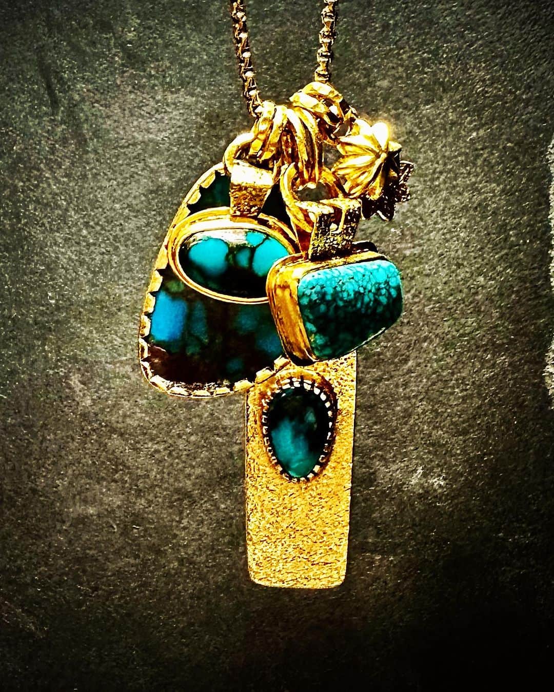 コディ サンダーソンのインスタグラム：「#Myprecious stones @_sonwai @codysanderson_official @codysanderson_hankyu_tokyo @lone_mountain_turquoise_mine lone_mountain_turquoise_mine #24k #22k #18k」