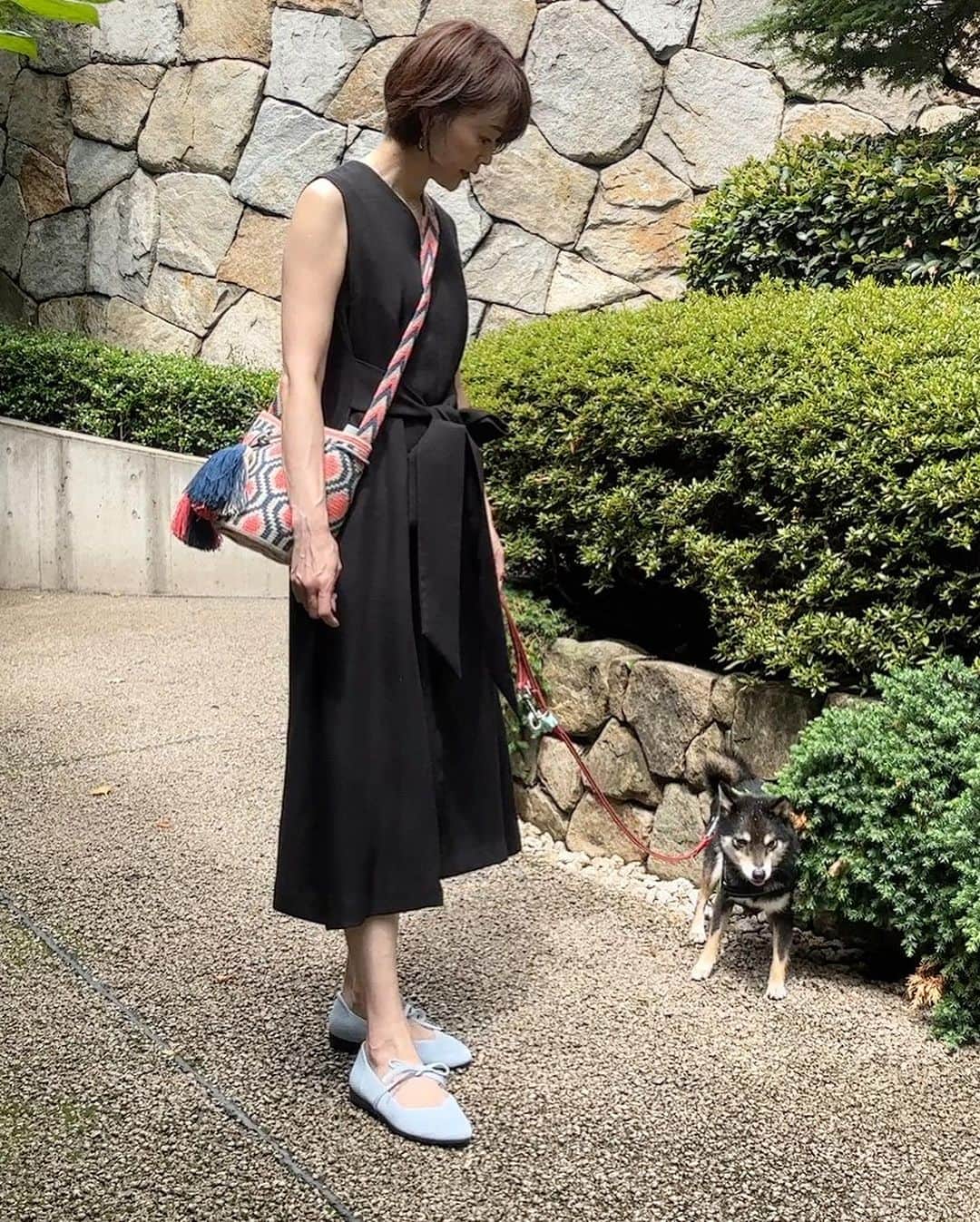 岩瀬玲のインスタグラム：「わんこのお散歩といえばもっぱら スニーカー  スニーカーもかわいいけど かわいいサブとのお散歩は もっとかわいい靴がいい  ということでもともと @haruna.kokubun ちゃんに教えてもらった イノニット @e.three.shoes  がまさしくぴったり！  かわいいし 履き心地抜群でお散歩も楽ちん そして洗濯機で洗えるのー😆  雨上がりのお散歩も ドッグランも怖くないー  そしておしゃれカフェにサブと行く時もめっちゃよい 勝手にものすごく気に入って ワンちゃんの飼い主さんに広めたいと思い  @wanwan.edge で イノニットを履いてワンちゃんとかわいい写真を投稿してくれる飼い主さん募集はじめました  くわしくは @wanwan.edge をみてください！  飼い主さんとわんちゃんが毎日ハッピーに暮らせますように🥰  #わんこ #柴犬 #豆柴 #お散歩コーデ」