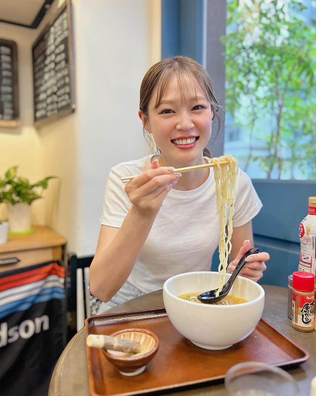橘香恋のインスタグラム：「🤍お知らせ🤍  7月24日から放送されます あらぶんちょラーメンコーナーに出演させていただきました✨  📍湯島らーめんさん（文京区湯島）  夏にぴったりのラーメンを堪能しました😽 いつも放送を観てラーメン屋さんに行ってくれる方！ありがとうございます✨  YouTube更新されましたら、またストーリーにてお知らせします📣 #あらぶんちょ #荒川区 #文京区 #千代田区 #ラーメン #ラーメン女子 ##湯島らーめん #白梅らーめん」