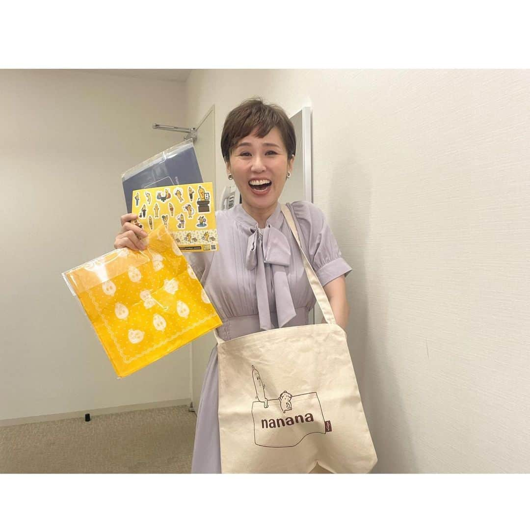 にしおかすみこさんのインスタグラム写真 - (にしおかすみこInstagram)「#テレ東#なないろ日和 #香坂みゆき　さん #山内乃理子　さん #長部稀アナウンサー　さん #さとう珠緒　さん #ナナナ #私  明日はナナナの誕生日😆✨ おめでとうナナナ🥰  #今日の衣装 メイクさんが髪をなおしてくださっているときに「後ろとめて大丈夫ですか？」と。  とめるとこあった〜😱💦💦 全く気づいていなかった〜 感謝〜〜✨✨🙌」7月6日 15時52分 - nishioka_sumiko