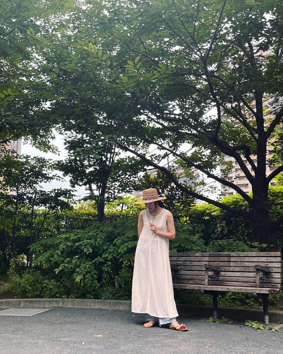 のインスタグラム：「❤︎❤︎  one-piece：??? pants：zara sandal：tikka hat：maison birth necklace：oyire  @maison_birth_hats × @oyire_  コラボレーションHATを購入❤︎  ヴィンテージのカンピ草が使用されているそうで 草の柔らかい色味や質感がなんとも言えない味のあるHAT✨  @oyire_ さんのハンドメイドのビーズアクセがポイントになっていて人と差をつけたい人にはお勧め間違いなしな逸品🥹  HATについているビーズアクセはネックレスとしても使える超優れものなので気分で使い回して行きたいな🎶  ちなみにこの日付けていたクロスネックレスもoyrieさんのです！  #ootd #codenate #fashion #apparel #mode #love #monotone  #maisonbirth #oyire #zara #tikka #ファッション #コーデ #仕事服  #モード #レディ #ハット #カジュアルコーデ #洋服好きな人と繋がりたい」