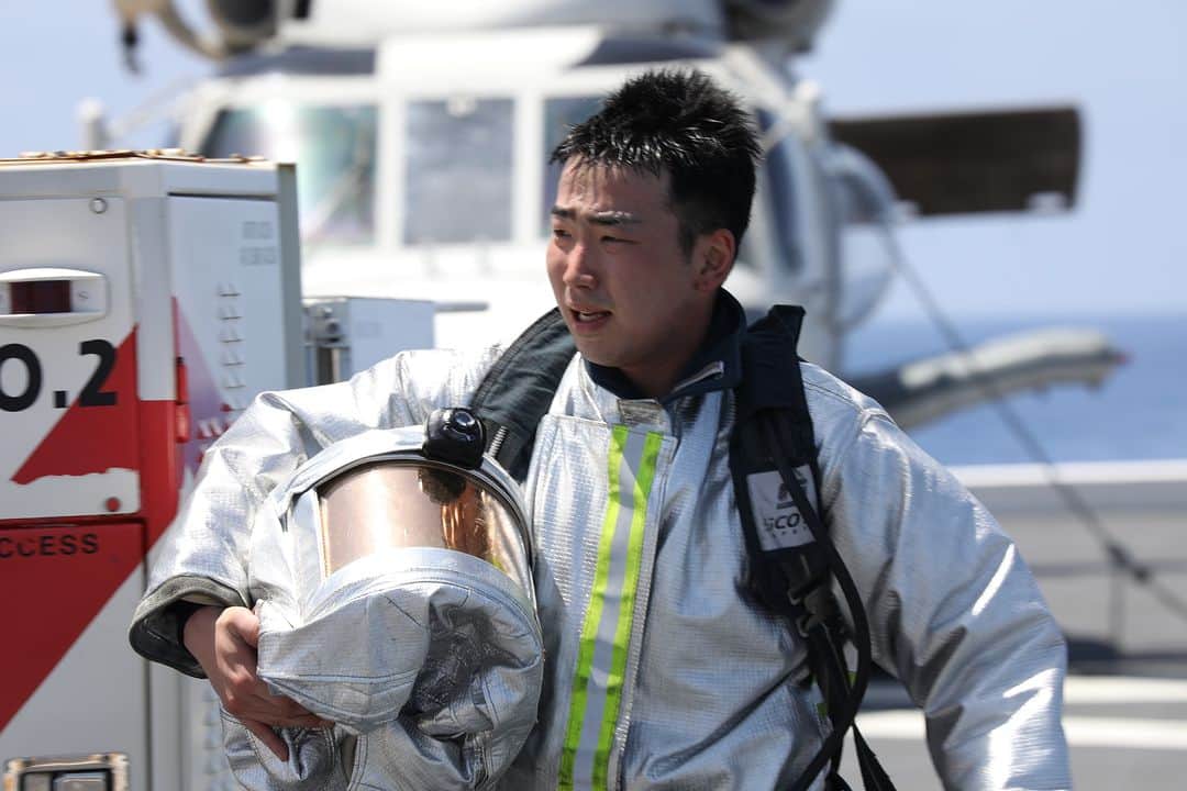 海上自衛隊さんのインスタグラム写真 - (海上自衛隊Instagram)「海上自衛隊屈指の気力、体力を誇る艦上救難員 訓練を終えても、緊張感が途切れることはありません。  #守る人を守る仕事 #いずも #精強 #艦上救難」7月6日 15時53分 - jmsdf_pr