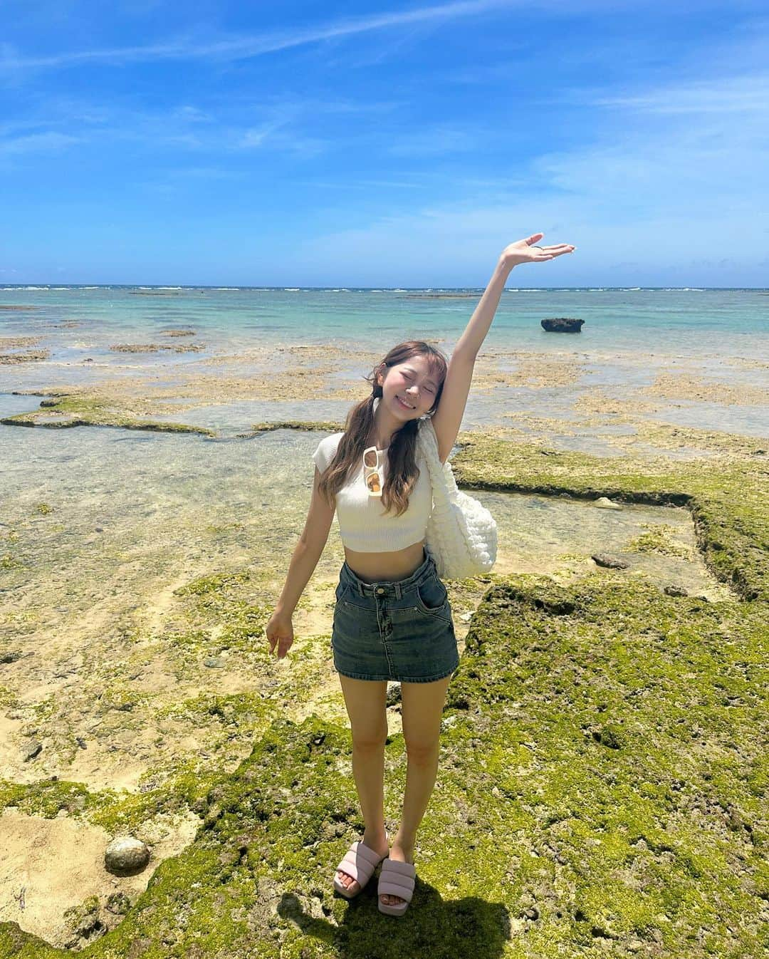 ほのぴすのインスタグラム：「超久しぶりの沖縄本島🐬💓 前に行った時は台風直撃だったんだよねぇ笑笑  今回はめちゃめちゃ快晴で、本当に最高だった😭 海がすごく綺麗で、毎日こんな景色みたい〜！！！！  トップスはバイマで　@calvinklein のを買ったよん！☺️✨✨✨  #沖縄 #沖縄観光 #沖縄本島 #沖縄旅行 #沖縄カフェ #沖縄海 #沖縄グルメ #沖縄観光スポット #calvinklein #星野リゾートバンタカフェ #バンタカフェ」