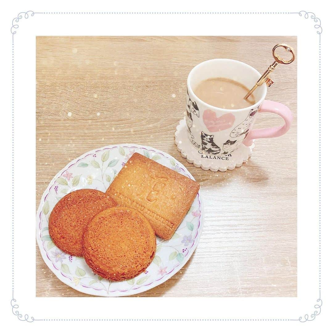 汐川ほたてのインスタグラム：「＊ 大好きなエシレの バタークッキーいただきました💖 濃厚なバターの美味しさと香りが 幸せな気持ちにさせてくれます☺️ ・ とても高級なものだから なかなか普段食べられないけど 何年振りの幸せだろう💓 ・ ゆっくりお菓子とお茶を 楽しむ時間も大事ですね☕️🍪💫 #エシレ #お菓子 #バタークッキー #クッキー #スイーツ #3時のおやつ #美味しい #幸せ #おすすめ #おやつ #photo #pic #cookies #yummy #happy #シンガーソングライター #声優 #歌手 #japan #followme」