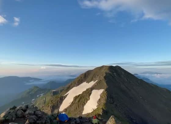金子貴俊のインスタグラム：「⛰槍ヶ岳⛰　再放送のお知らせです。  7月6日19:30〜21:00 NHKBSプレミアムとNHKBS4K 「にっぽん百名山スペシャル~天空を満喫！夏の槍ヶ岳~」完全版が再放送されます！！！  夏のにっぽん百名山スペシャル、日本のマッターホルンとも呼ばれ、深田久弥が「最もユニークな山」と讃えた「槍ヶ岳」。山が大好き！工藤夕貴さんと金子貴俊、山の編集長こと萩原浩司さんのガイドを受けて頂上を目指します。  3泊４日の登山、“初心者向き”と“やや上級者向き”と二手に分かれ、夏山の花畑を満喫したり急登岩場に大変な思いをしたり。テント泊のコツなど「ヤマ塾」の知識も満載。 驚きの天空の絶景は必見です！  #槍ヶ岳#登山#山好きな人と繋がりたい #登山好きな人と繋がりたい #アウトドア#yarigatake #mtyarigatake」