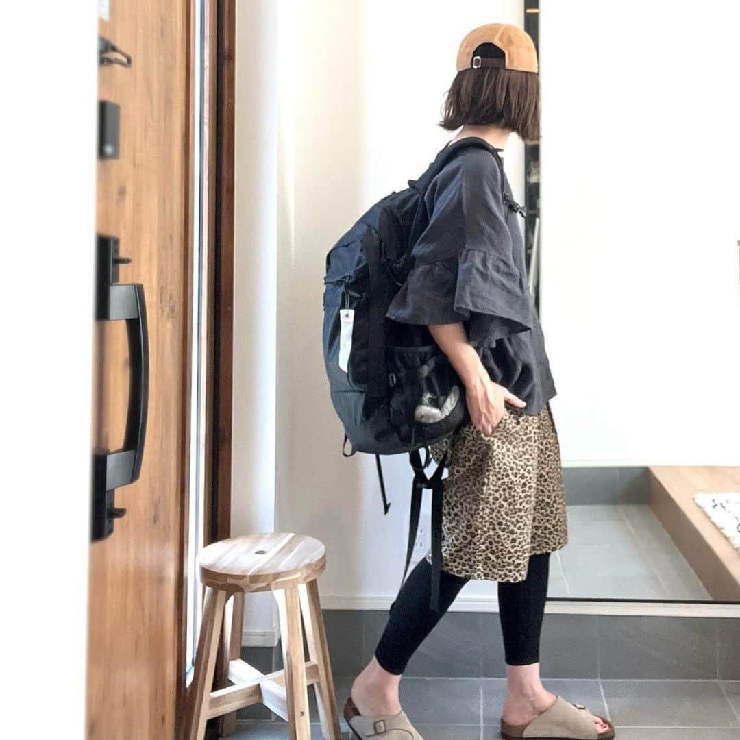 こはるのインスタグラム：「・ ・ ヨガデー🧘‍♀️ 毎回バスタオル2枚分みっちり汗かく。  ヨガウェアを仕込んで行くせっかちスタイル。  レオパードハーフパンツはデカめなのでラクチン。  ちあきちゃんの (@chia.416 )の真似っこしたneweraのcap❤️  やぱ、シールいらね。←  #instafashion #fashion #me #着画 #newera #cap #beautyandyouth #別注 #coleman #nestrobe #nestrobe_ambassador  #リネンラッフル袖tブラウス  #birkenstock  #今日のん #今日の服 ・」