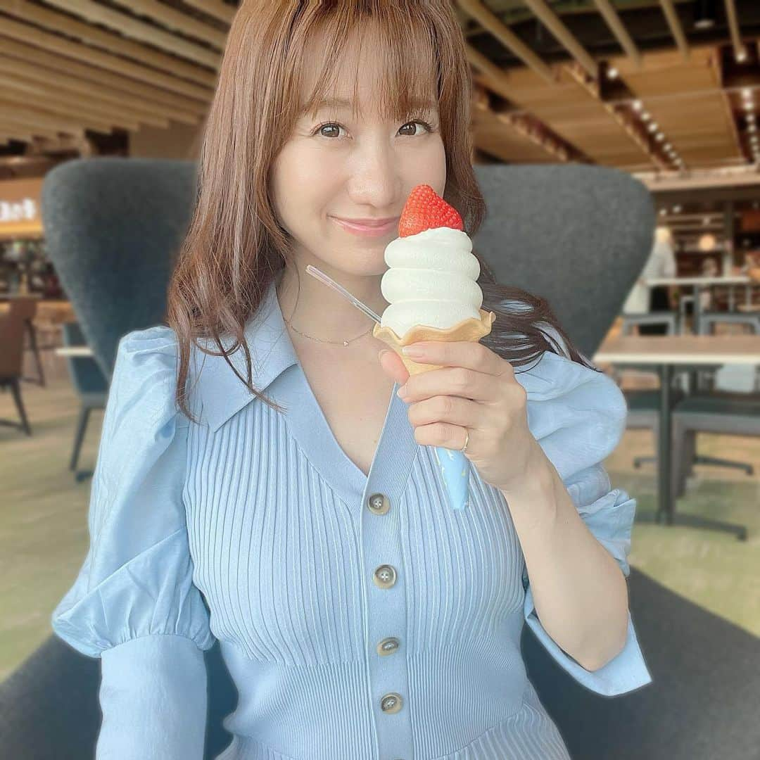 吉井明子さんのインスタグラム写真 - (吉井明子Instagram)「ෆ🍦ෆ 今日こそソフトクリームが食べたい暑さ🔥  皆さん、熱中症にお気をつけください✨  写真は5月に阿蘇くまもと空港で食べたソフトクリームです。  #明さんぽ #オフショット #私服 #ワンピース #ソフトクリーム #🍦 #気象予報士 #気象キャスター #weatherforecaster #기상캐스터　#氣象主播 #吉井明子 #熊本グルメ」7月6日 16時16分 - akiko_yoshii_sunny_rain