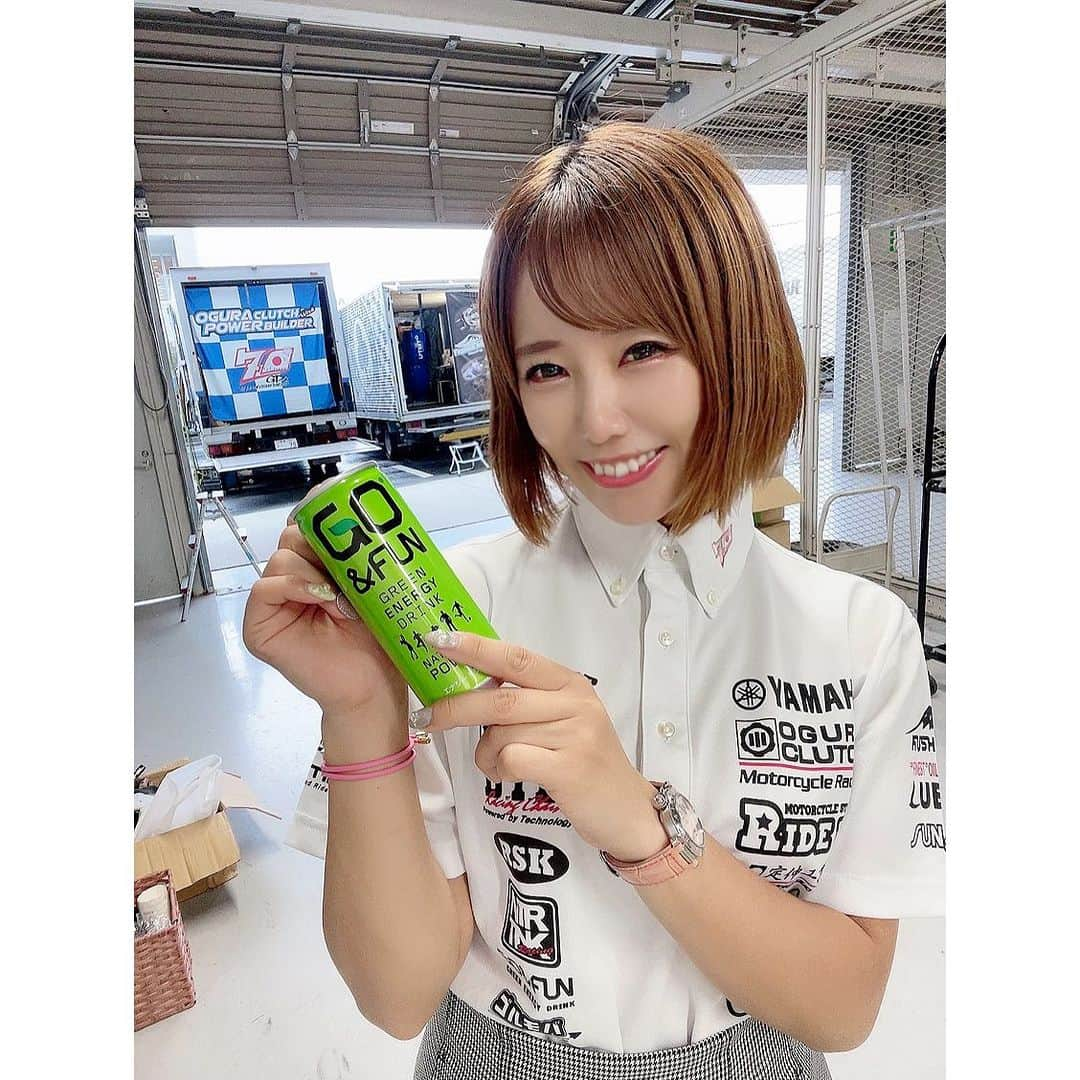 清原怜奈のインスタグラム：「いつもドリンクサポート🥤 ありがとうございます😍🍹✨  暑い夏も#GO&FUN 飲んで✨ パワー注入してがんばりましょ🏁(*≧∀≦*)❤️💛💚  #エナジードリンク  #go&fun #鈴鹿サーキット  #レースクイーン #清原れな #きよれな #17live  #17liver  #ゴルフ女子  #ゴルフすきな人と繋がりたい  #チームウェア  #ゴルフ #ショートカット #ショートヘア #ショートボブ」