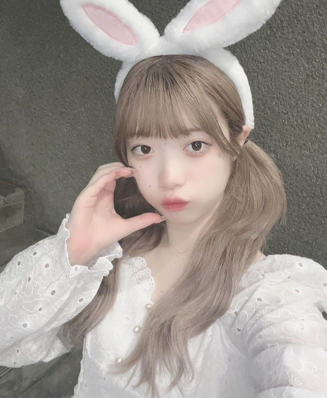 永瀬かこのインスタグラム：「🐰♡ ・ ・ ハロウィンとか関係なく色んな格好できるのは アイドルの特権🪽 うさぎちゃん好評で嬉しかった（ ; ; ） 次はなにになろうかな👼🏻💭  #地下アイドル  #アイドル  #大阪  #コスプレ  #うさぎ」