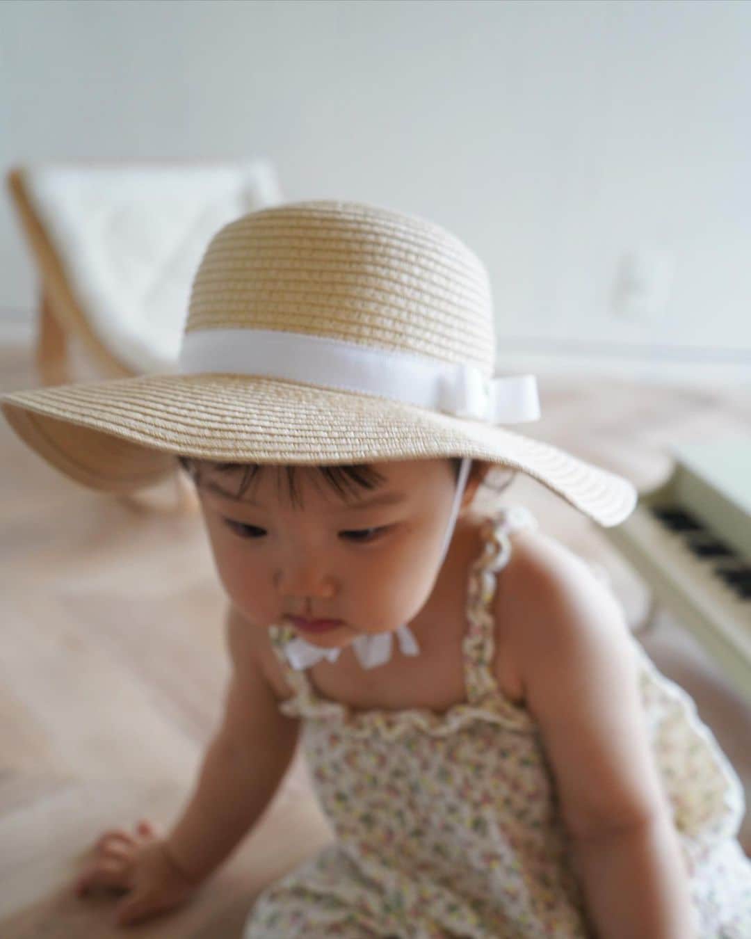 HALCAのインスタグラム：「帽子を嫌がり“ポイっ”と投げる時期が終わり 自ら頭に乗せて被ってくれるようになり嬉しい。 「わ！可愛い〜！」とか「似合うね〜！」と 褒めていたら部屋の中でも被るようになって 逆に今度は帽子をとることを嫌がるように。 なかなか難しいものですね😅❤️」