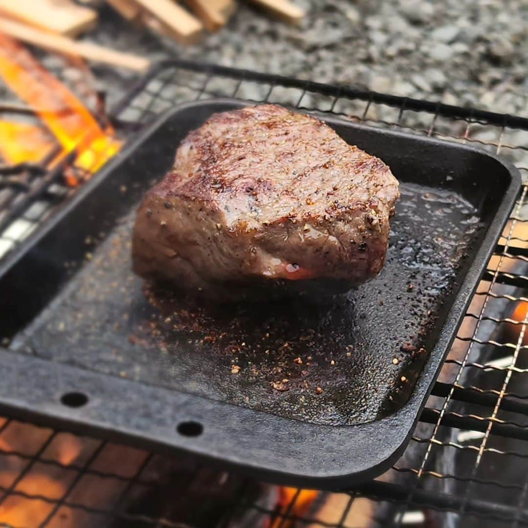 野田幸宏のインスタグラム：「焚き火ステーキ #相模湖  #肉料理  #ステーキ  #焚き火  #キャンプ」