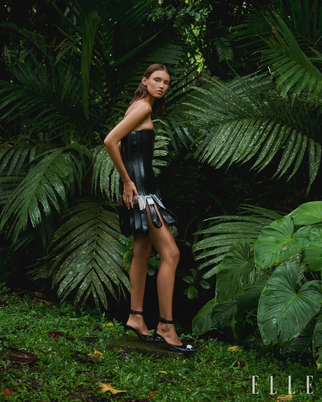 ELLE DKさんのインスタグラム写真 - (ELLE DKInstagram)「Balis tropiske omgivelser danner baggrund til sommerens stærkeste looks. Fra Loewes dekadente sandaler til Christopher Esbers sexede kjoler – lad få, men markante detaljer være inspirationen til en ultrahot sommer. Se hele modeserien i julis ELLE.⁠ ⁠ Foto: @ramihanna⁠ Styling: @hannamw⁠ Hår og makeup: Katya / @balimodelagency⁠ Modeller: @svetapotomski / @balimodelagency og @firosa.noor / @castawaymodelmanagement⁠ Produktion: Hedda @ejelov / @ha.na.productions⁠ Stylingassostent: @nannaselen⁠ Billedbehandling: Lihn / @notionretouching」7月6日 16時40分 - elledanmark