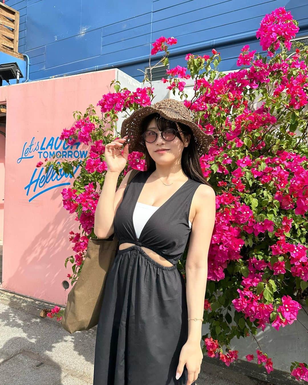 ちとせよしののインスタグラム：「初日のコーデ！最近はZARAのお洋服をよく買ってるよ~🫶🏻  行く前に上野さん(@aitokyo_ryu )に前髪カット＆トリートメント💇🏻‍♀️ あやさん(@nail69aya )に海イメージのネイルしてもらいました~🐚🫧‪  麦わら帽子の網目から落ちる光が好きです👒  #石垣島 #zaraコーデ #麦わら帽子 #夏ネイル #rosebleue #zoff」