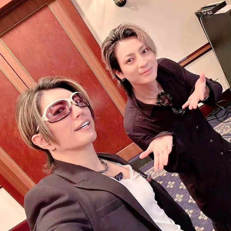 斉藤秀翼のインスタグラム：「GACKT兄、お誕生日おめでとうございます！ ということで先日の魔王生誕祭、 ご挨拶しに行ってまいりました〜！ そして実は出逢ってちょうど10年が経ちました。 これからもGACKT大炸裂でお願いしますっ！ ⁡ ⁡#GACKT⁡ ⁡#生誕祭⁡ ⁡#斉藤秀翼⁡ ⁡#誕生日⁡ ⁡#10年⁡ ⁡#仮面ライダー⁡ ⁡#兄⁡」