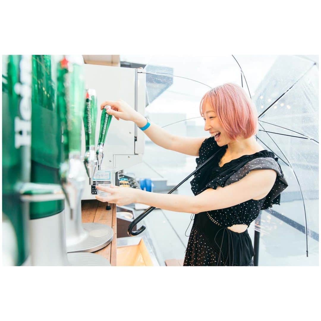 有明ゆなさんのインスタグラム写真 - (有明ゆなInstagram)「横浜のビブレの屋上にopen😋 『BBQビアガーデン』 @backyard_yokohama さん🍖 . あいにく雨でしたが☂️ BBQ楽しんできました✌️ . ドリンク🥤コーナーも オシャレなデザインで たくさんの絵が書いてあった💜 . 屋上のいたるところに ブルックリンスタイルのアート すごい写真映えだっ！！！ . 今回は カメラマン📷として @rariphoto ちゃんに ご一緒してもらっちゃいました🌷 . りほちゃんのお写真とともに BACK YARDさんのBBQを ご紹介しちゃいます🫶✨ . . . . PR @backyard_yokohama #bbqparty #backyard_yokohama #横浜グルメ #横浜ビアガーデン #横浜bbq #swagroof」7月6日 16時44分 - ariake_yuna