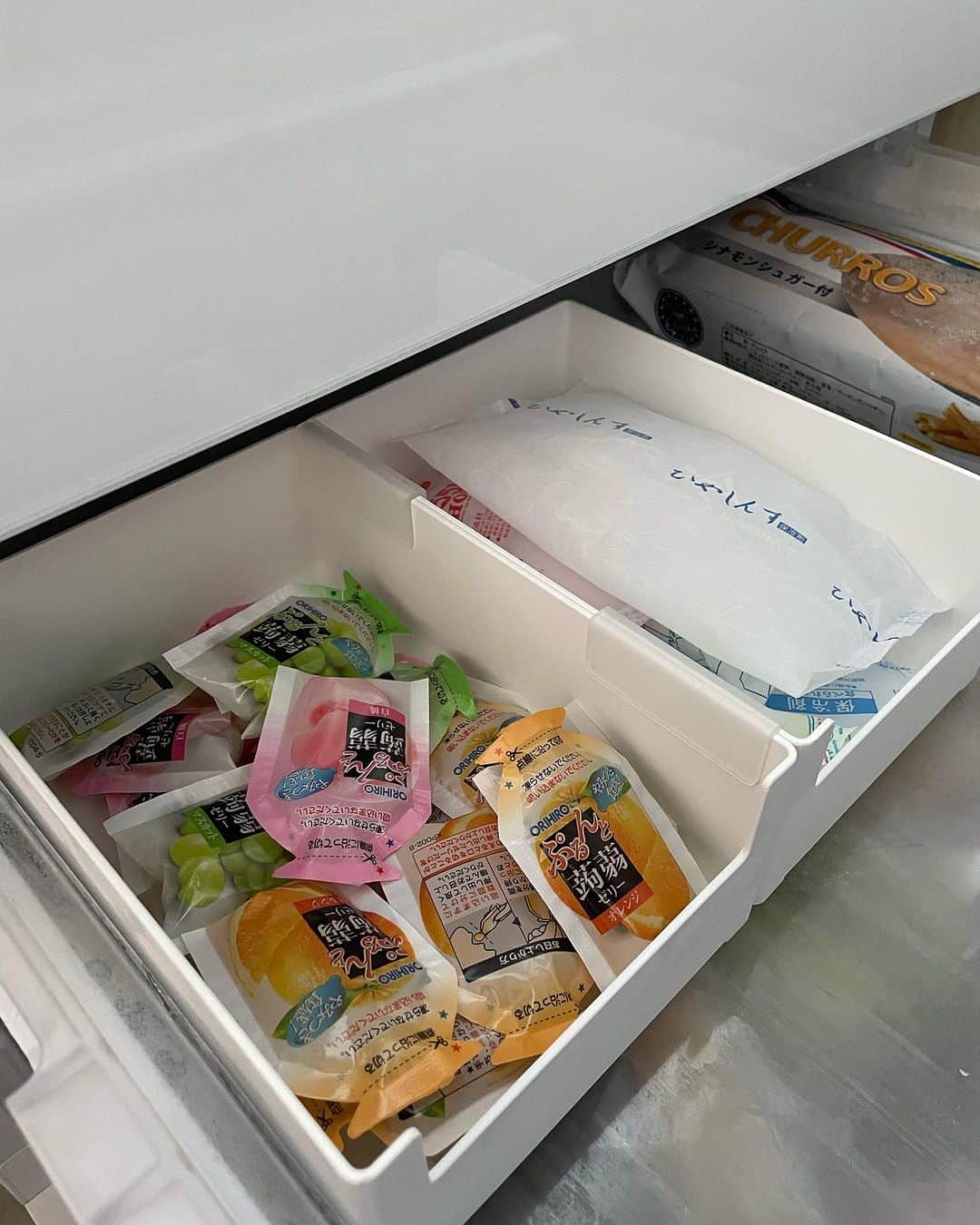 上田麻希子さんのインスタグラム写真 - (上田麻希子Instagram)「. . #uedmkk冷蔵庫収納 ⁡ 「冷凍庫　夏バージョン」 ⁡ 今月後半からの夏休み。  学童はお弁当。 それに伴い準備はじめました。 ⁡ 保冷剤代わりにしている 蒟蒻ゼリーの定位置。 ⁡ パッケージから出してバサっと入れる。 ⁡ その他にもアイスやサッカーの時に持っていく冷凍系も増えるので収納スペースを拡大。 ここはあえて仕切らずバサバサと入れられるようにしました。 ⁡ アイスも箱から出して入れます。 ⁡ 少なくなってきたら買い足すサイクル。 ⁡ バラバラしがちなモノは仕切り1つ入れるだけで定位置が決まります☆ . . #冷凍庫 #冷凍庫収納 #アイス収納 #冷蔵庫 #冷蔵庫収納 #カインズ #スキット #収納ケース #パーソナルお片づけアドバイザー #整理収納アドバイザー #整理収納 #お片づけ #収納 #日々の暮らし #暮らしを楽しむ #マンションライフ #マンション暮らし #子育て #子供と犬の生活 #uedmkk収納」7月6日 16時50分 - uedmkk