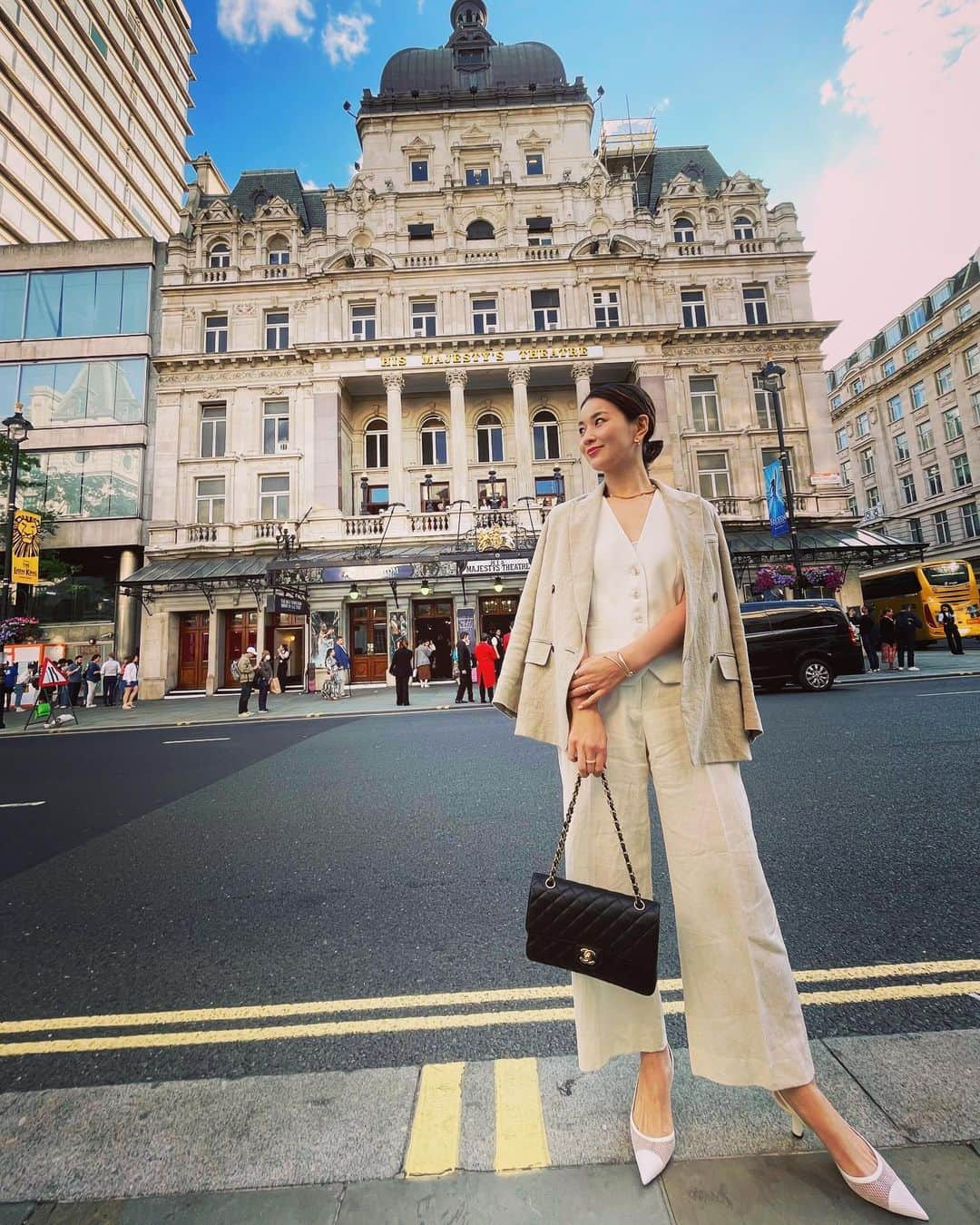 秋元玲奈のインスタグラム：「My husband gave me the ultimate birthday gift by treating me to a musical of "The Phantom of the Opera," a long-held dream of mine🥹 I fell in love with "The Phantom of the Opera" 30 years ago when I saw it in London, and the experience this time was just as moving as it was back then. 8歳の頃ロンドンで魅了されて以来、再びロンドンで観ることができました！ 素敵な誕生日プレゼント、ありがとう☺️  #london #londonlife #phantomoftheopera  #hismajestystheatre  #birthdaytreats」