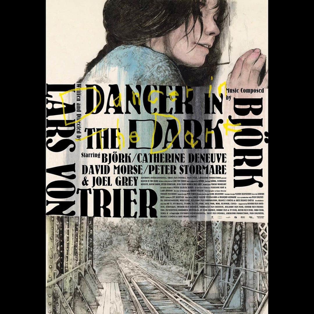 ヒグチユウコさんのインスタグラム写真 - (ヒグチユウコInstagram)「🎥  Dancer In The Dark  デンマークの鬼才ラース・フォン・トリアー監督の14作品に及ぶ大上映「ラース・フォン・トリアー レトロスペクティブ2023」が始まりました。 どの映画を描くか、となった時ヨーロッパか奇跡の海も迷ったのですがこちらにしました。  ポスターは劇場で販売あるそうです。 詳しくはググってくださーい。  観る人によって辛かったりする映画ですが、 当時映画館で立ち尽くした作品です。 私は間違いなく感動で動けなかった。  この作品が嫌だという人の気持ちもわかる。 でも間違いなくわたしは感情を揺さぶられました。  過激な描写の多いトリアー監督作品ですが 一度は描いてみたい！というのが叶ったのです。 デザインは　#大島依提亜 さん」7月6日 16時48分 - yukohiguchi3