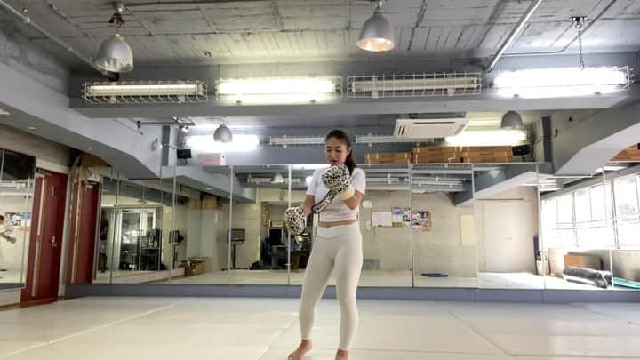 ベルナール・アッカのインスタグラム：「約６年ぶりにアッカーのボクササイズ受けに行った🥊 木曜日は通ってるティップネスが休館日なので、これから行ける時行こうかなと考えてる❣️ . 動画見て思った事。 私はしんどければしんどいほど、よく喋りよく吠えます😂 そして何より、アッカーと並ぶと脚の短さがより際立ちます⭐︎ . それにしてもバチバチに絞ってたなぁ… めちゃくちゃカッコよかった🥊 −40kgて凄い🥊🥊 . 気になる方は @berufit.corp @bernard.ackah  までDMを📩 . . アッカーありがとうございました🫶🏽 #セロトニン分泌」