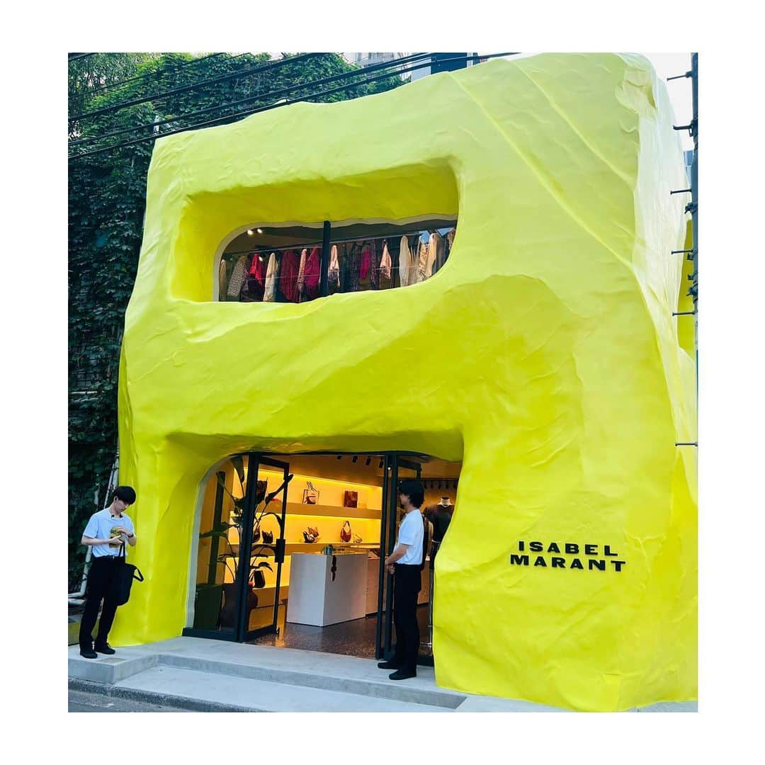 室井由美子さんのインスタグラム写真 - (室井由美子Instagram)「@isabelmarant の新しい旗艦店 「YELLOW HOUSE」が南青山にグランドオープン。早速 お邪魔してきました。ユニークなフォルムがファサード、 フルラインナップ展開だそう。個人的には甘めのワンピースや、メンズアイテムが気になりました。  ISABEL MARANT AOYAMA "YELLOW HOUSE" (〒107-0062 港区南青山5-9-8) ・ #イエローが目印 #映えスポットになりそう #isabelmarant #omotesando  #minamiaoyama #tokyo #japan」7月6日 16時52分 - yumikomuroi