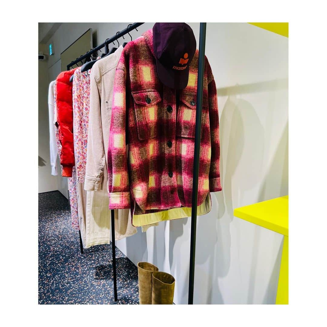 室井由美子さんのインスタグラム写真 - (室井由美子Instagram)「@isabelmarant の新しい旗艦店 「YELLOW HOUSE」が南青山にグランドオープン。早速 お邪魔してきました。ユニークなフォルムがファサード、 フルラインナップ展開だそう。個人的には甘めのワンピースや、メンズアイテムが気になりました。  ISABEL MARANT AOYAMA "YELLOW HOUSE" (〒107-0062 港区南青山5-9-8) ・ #イエローが目印 #映えスポットになりそう #isabelmarant #omotesando  #minamiaoyama #tokyo #japan」7月6日 16時52分 - yumikomuroi