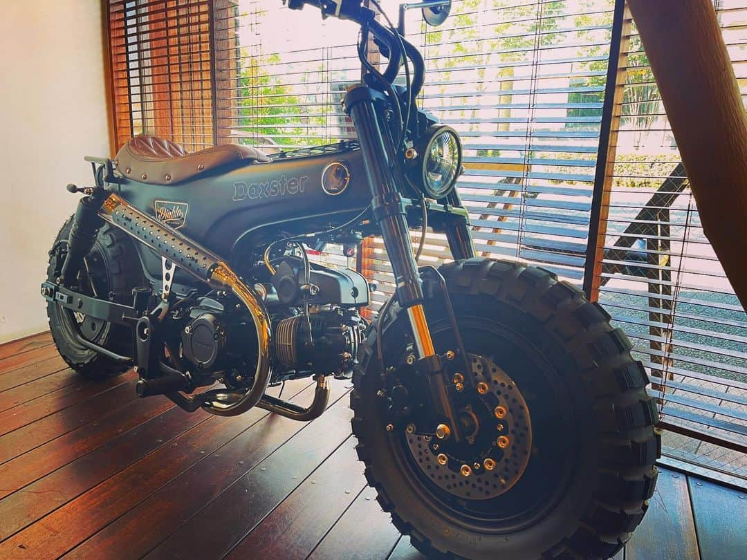 大鶴義丹さんのインスタグラム写真 - (大鶴義丹Instagram)「タイ発のカスタムバイクK-SPEEDの新作DAXSTARを。見てきた、触ってきた、 #kspeedcustoms  #kspeed #daxstar #kspeedtokyo」7月6日 16時54分 - gitan.ohtsuru