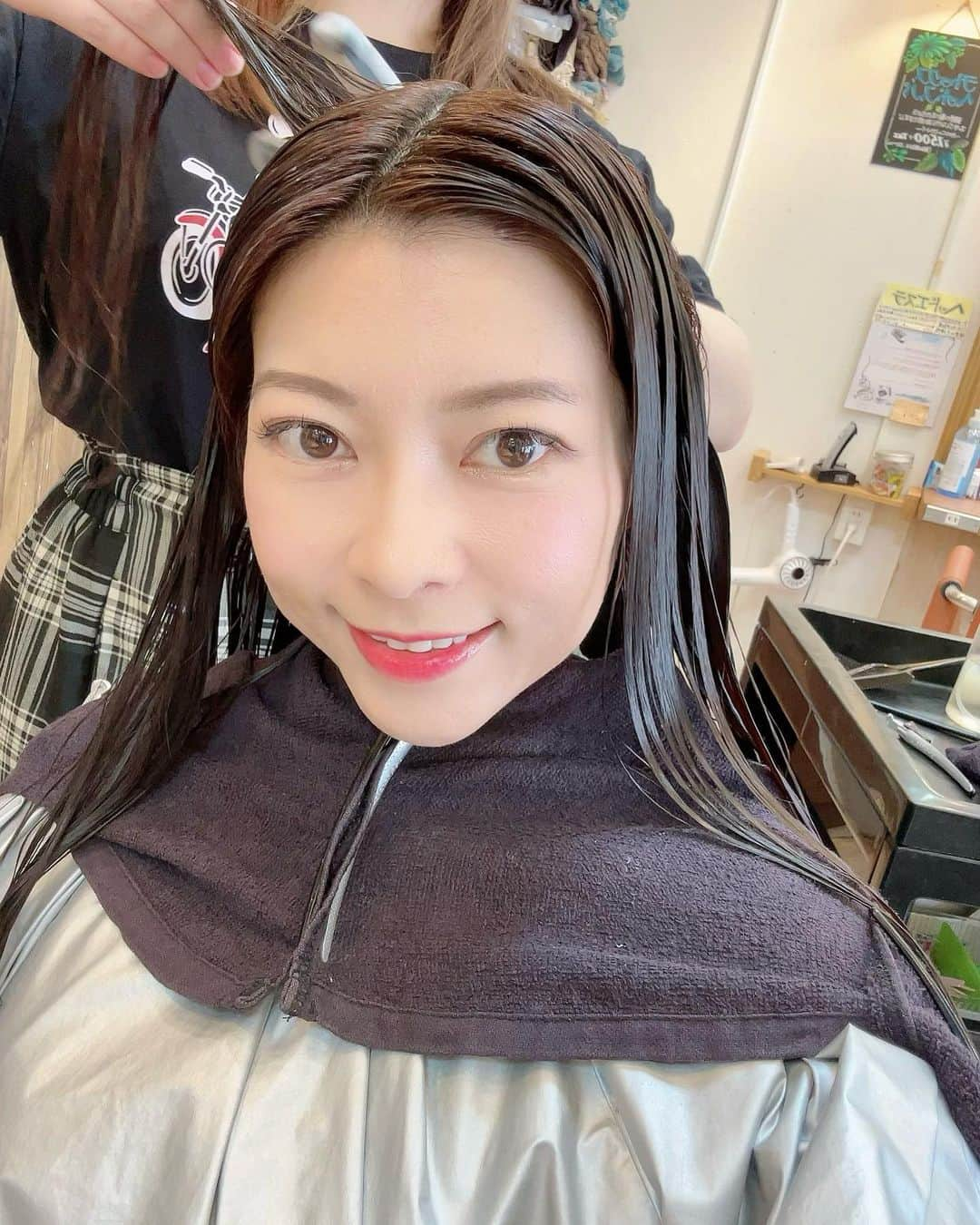 DJ MIYAさんのインスタグラム写真 - (DJ MIYAInstagram)「こんにちは🌈めっちゃ暑いこんな日はHair salonで頭からリフレッシュがいいよね💕☆〜（ゝ。∂）  溝の口にある美容室♡『Face HAIR MAKE』 さんでトリートメントをして頂きました❤️ 武蔵溝の口南口から歩いて5分くらいの所にある温かくて優しい雰囲気のヘアサロンだよおっ🌈  @facehair_mizonokuchi   『エネル ララ』という毛髪内部修復（髪質改善）をしてもらったんだけど♡ほんっとすごおおおいの🎵  髪トゥルトゥル❤️  7種類もの髪にいいトリートメントを髪へ揉み込んでくれました💕トリートメント用のヘアアイロンとかもすごおい🌈  いま新幹線🚄髪がツヤツヤーって生まれ変わったからすごい嬉しい🎵  髪が長くなったような気がしちゃうくらいスーパーロングヘアっ。  ほんとこれおすすめです♡  本日鈴木さんが施術してくれました☆〜（ゝ。∂）ありがとうございます🌸  皆様ぜひ行ってみてね❤️  https://beauty.hotpepper.jp/slnH000308692/  #FaceHAIRMAKE  #溝の口 #溝ノ口 #田園都市線 #南武線 #川崎市 #美容室 #トリートメント #溝の口ヘアサロン #溝の口美容室 #溝ノ口ヘアサロン #みぞのくち #田園都市線ヘアサロン #高津区 #高津区美容室 #ロングヘア #ヘアケア #美容好き #ヘアーサロン #溝ノ口美容室 #美容室好き #髪質改善 #美容インフルエンサー #トラベラー #インフルエンサー #旅好き女子 #インスタグラマー #旅ブロガー #溝ノ口駅  #エネルララ」7月6日 16時55分 - dj_miya