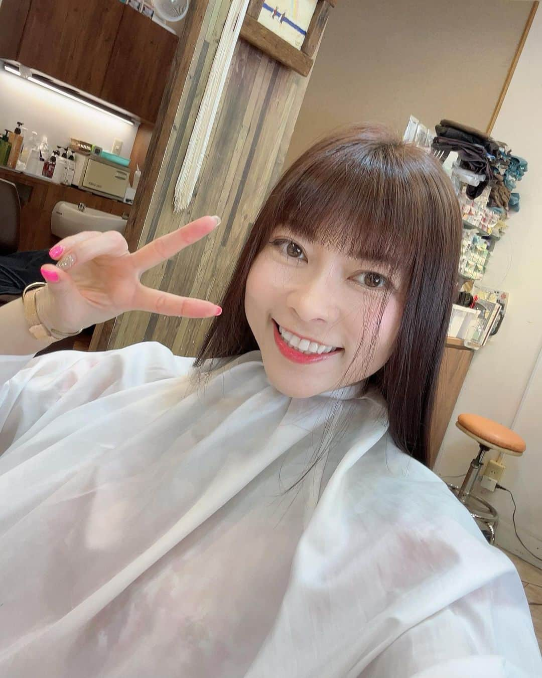 DJ MIYAさんのインスタグラム写真 - (DJ MIYAInstagram)「こんにちは🌈めっちゃ暑いこんな日はHair salonで頭からリフレッシュがいいよね💕☆〜（ゝ。∂）  溝の口にある美容室♡『Face HAIR MAKE』 さんでトリートメントをして頂きました❤️ 武蔵溝の口南口から歩いて5分くらいの所にある温かくて優しい雰囲気のヘアサロンだよおっ🌈  @facehair_mizonokuchi   『エネル ララ』という毛髪内部修復（髪質改善）をしてもらったんだけど♡ほんっとすごおおおいの🎵  髪トゥルトゥル❤️  7種類もの髪にいいトリートメントを髪へ揉み込んでくれました💕トリートメント用のヘアアイロンとかもすごおい🌈  いま新幹線🚄髪がツヤツヤーって生まれ変わったからすごい嬉しい🎵  髪が長くなったような気がしちゃうくらいスーパーロングヘアっ。  ほんとこれおすすめです♡  本日鈴木さんが施術してくれました☆〜（ゝ。∂）ありがとうございます🌸  皆様ぜひ行ってみてね❤️  https://beauty.hotpepper.jp/slnH000308692/  #FaceHAIRMAKE  #溝の口 #溝ノ口 #田園都市線 #南武線 #川崎市 #美容室 #トリートメント #溝の口ヘアサロン #溝の口美容室 #溝ノ口ヘアサロン #みぞのくち #田園都市線ヘアサロン #高津区 #高津区美容室 #ロングヘア #ヘアケア #美容好き #ヘアーサロン #溝ノ口美容室 #美容室好き #髪質改善 #美容インフルエンサー #トラベラー #インフルエンサー #旅好き女子 #インスタグラマー #旅ブロガー #溝ノ口駅  #エネルララ」7月6日 16時55分 - dj_miya