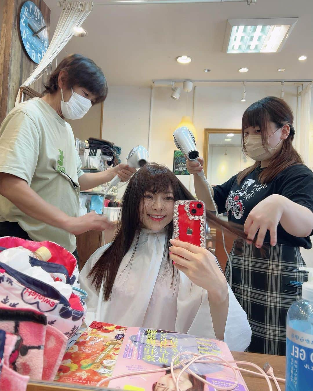 DJ MIYAさんのインスタグラム写真 - (DJ MIYAInstagram)「こんにちは🌈めっちゃ暑いこんな日はHair salonで頭からリフレッシュがいいよね💕☆〜（ゝ。∂）  溝の口にある美容室♡『Face HAIR MAKE』 さんでトリートメントをして頂きました❤️ 武蔵溝の口南口から歩いて5分くらいの所にある温かくて優しい雰囲気のヘアサロンだよおっ🌈  @facehair_mizonokuchi   『エネル ララ』という毛髪内部修復（髪質改善）をしてもらったんだけど♡ほんっとすごおおおいの🎵  髪トゥルトゥル❤️  7種類もの髪にいいトリートメントを髪へ揉み込んでくれました💕トリートメント用のヘアアイロンとかもすごおい🌈  いま新幹線🚄髪がツヤツヤーって生まれ変わったからすごい嬉しい🎵  髪が長くなったような気がしちゃうくらいスーパーロングヘアっ。  ほんとこれおすすめです♡  本日鈴木さんが施術してくれました☆〜（ゝ。∂）ありがとうございます🌸  皆様ぜひ行ってみてね❤️  https://beauty.hotpepper.jp/slnH000308692/  #FaceHAIRMAKE  #溝の口 #溝ノ口 #田園都市線 #南武線 #川崎市 #美容室 #トリートメント #溝の口ヘアサロン #溝の口美容室 #溝ノ口ヘアサロン #みぞのくち #田園都市線ヘアサロン #高津区 #高津区美容室 #ロングヘア #ヘアケア #美容好き #ヘアーサロン #溝ノ口美容室 #美容室好き #髪質改善 #美容インフルエンサー #トラベラー #インフルエンサー #旅好き女子 #インスタグラマー #旅ブロガー #溝ノ口駅  #エネルララ」7月6日 16時55分 - dj_miya