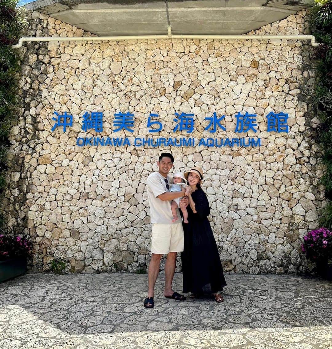 Akaneのインスタグラム：「. 美ら海水族館🐳🫧🤍  何が何だか分かってないやろうけど マナティ見て笑ってた😂♡ 大きくなったらまた来ようね👶🏻  . . #沖縄#家族旅行#美ら海水族館 #5ヶ月ベビー#女の子ママ」