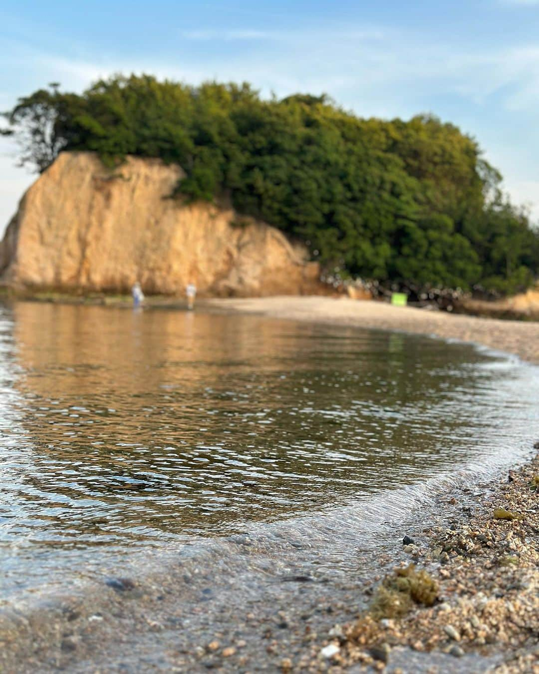 陽菜えみるさんのインスタグラム写真 - (陽菜えみるInstagram)「.  📍小豆島(香川県)   ずっと行きたくて機会がなかった 四国へ初上陸は彼女と🫶🌈 @nonokagram   透明に澄んだ海をみながら 潮が引いたら現れる エンジェルロードを散歩したり 露天風呂も貸切で ゆっくりな時間堪能できた😍♨️  香川といえばうどん県 高松では手打十段うどんバカ一代の 釜玉バターうどん🧈🍳✨  これも名物らしい一鶴の骨付鳥 店内でも食べれたけど移動時間を使って テイクアウトで🐓✨  国内外美味しいグルメや おすすめスポットを沢山知ってる 💁‍♀️ @salty_sugar_life   どちらもめちゃ美味しくて大満足❤️ いつも色んな情報をシェアしてくれて ありがとうございます🥰  .」7月6日 16時59分 - emiru_haruna