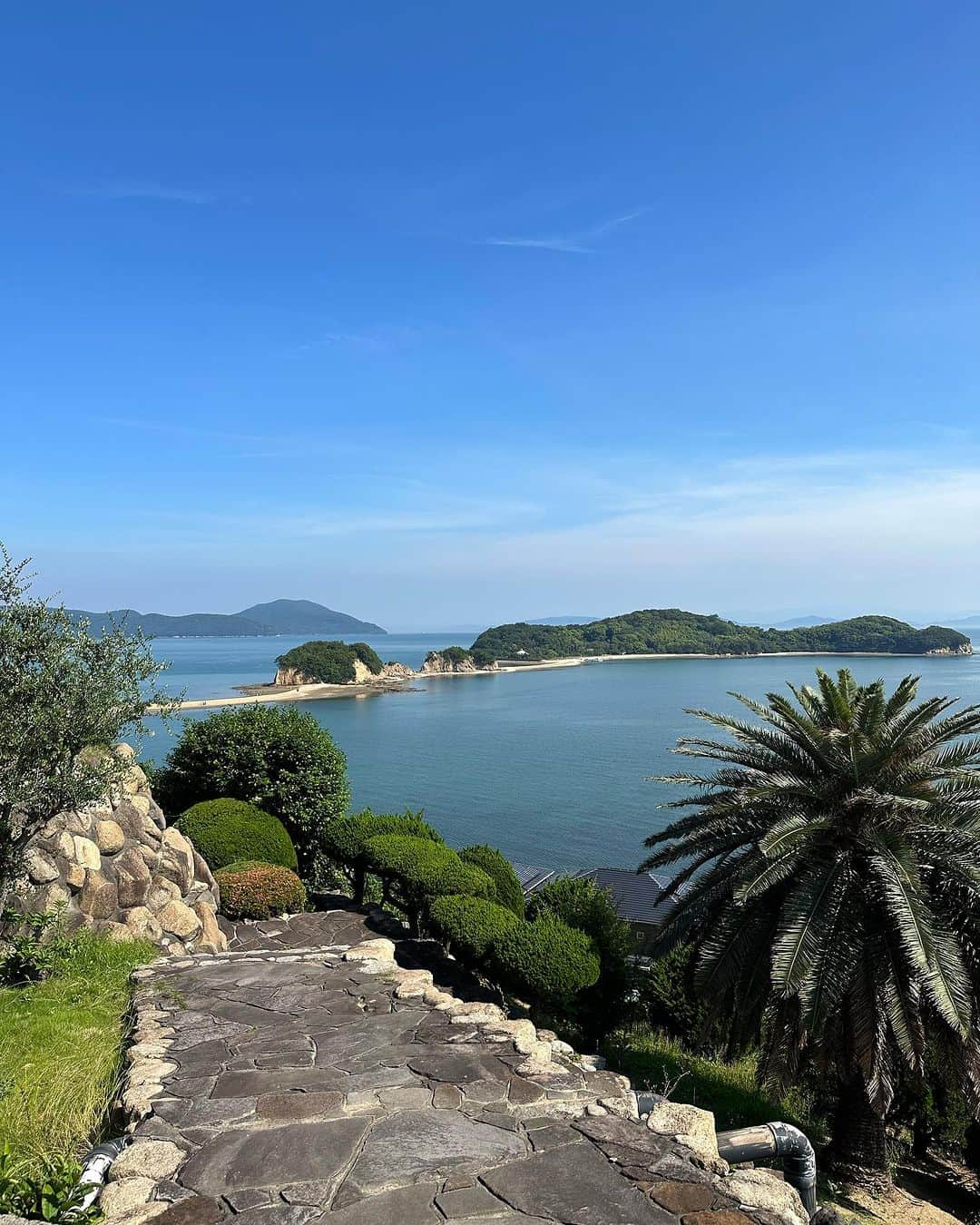 陽菜えみるのインスタグラム：「.  📍小豆島(香川県)   ずっと行きたくて機会がなかった 四国へ初上陸は彼女と🫶🌈 @nonokagram   透明に澄んだ海をみながら 潮が引いたら現れる エンジェルロードを散歩したり 露天風呂も貸切で ゆっくりな時間堪能できた😍♨️  香川といえばうどん県 高松では手打十段うどんバカ一代の 釜玉バターうどん🧈🍳✨  これも名物らしい一鶴の骨付鳥 店内でも食べれたけど移動時間を使って テイクアウトで🐓✨  国内外美味しいグルメや おすすめスポットを沢山知ってる 💁‍♀️ @salty_sugar_life   どちらもめちゃ美味しくて大満足❤️ いつも色んな情報をシェアしてくれて ありがとうございます🥰  .」