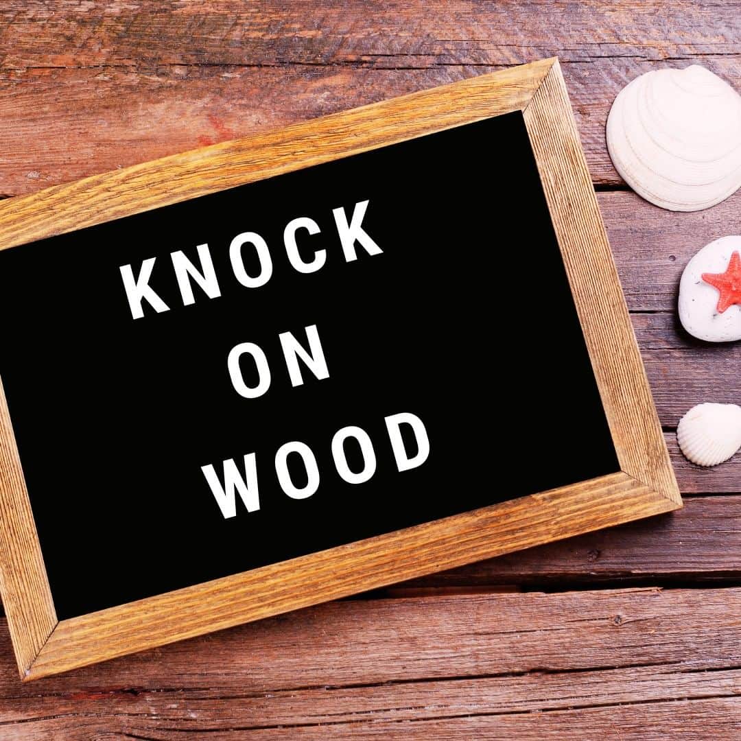 アメリカ大使館さんのインスタグラム写真 - (アメリカ大使館Instagram)「今日紹介するイディオムは、「大事なことの前に無事を祈る願かけの言葉」や、「いつまでも運が続きますように」という意味を表す"Knock on wood"です。  直訳は「木を叩く」ですが、幸運を祈るために使う言葉なんです。ラッキーなことが続いたり、調子のいいときに、災いを避けるためのおまじないです。近くにある木製品を叩きながら実際に使ってみてください♪  使い方はこんな感じ↓ “I’m hoping to get a promotion this month. Knock on wood!” 今月昇格できたらって思ってるんだ。どうかそうなりますように！  #イディオム #Idiom #英語学習 #英会話 #留学」7月6日 17時00分 - usembassytokyo