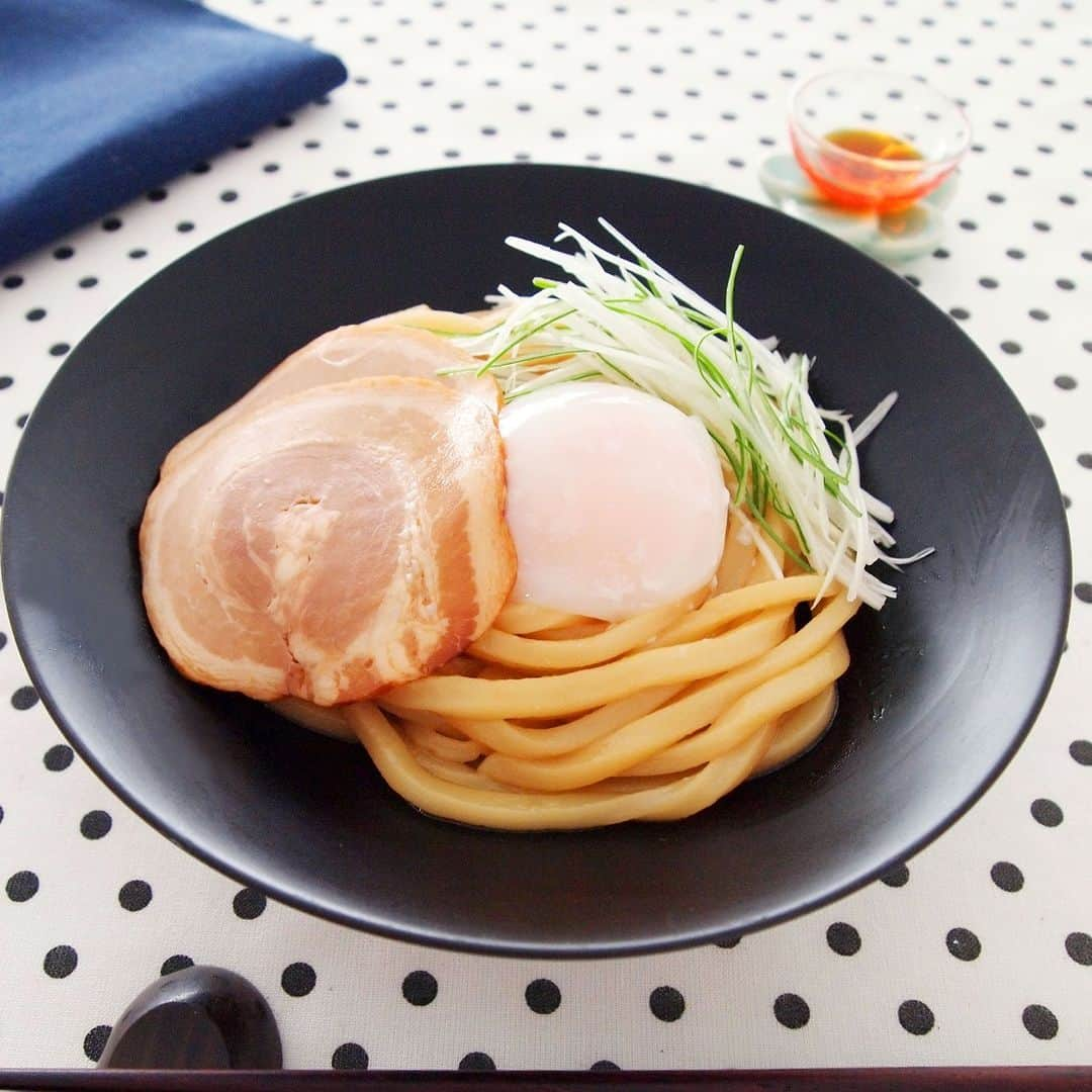 テーブルマークのインスタグラム：「. レンジで簡単！夏うどん⛱️ 【油そば風うどん】 . 冷凍うどんのコシと食感は 混ぜそば風メニューにもぴったり🍜 . ▼材料（１人分） ❁冷凍「さぬきうどん」：１玉 ❁焼豚（市販）：２枚 ❁半熟玉子：１個 ❁白髪ねぎ（青ねぎ）：適量 ❁ラー油：お好みで [A] ❁砂糖：小さじ1/4 ❁鶏がらスープの素：小さじ1/2 ❁しょうゆ：小さじ1.5 ❁オイスターソース：小さじ1.5 ❁酢：小さじ１ ❁ごま油：小さじ１ . ▼下準備 ・冷凍「さぬきうどん」をレンジ加熱する . ▼作り方 ①[A]を器に合わせておく . ②うどんが温かいうちに①と和え、 その他の具材をのせる . ③お好みでラー油をふりかけ、 よく混ぜて召し上がれ . #うどん #udon #冷凍うどん #さぬきうどん #うどん部 #うどん好き #レシピ #おうちごはん #簡単レシピ #うどんレシピ #アレンジレシピ #今日のごはん #ランチ #ランチメニュー #夕食 #晩御飯 #晩ご飯 #晩ごはん #TableMark #テーブルマーク #油そば #半熟玉子 #夏うどん  #夏 #夏レシピ #夏メニュー」