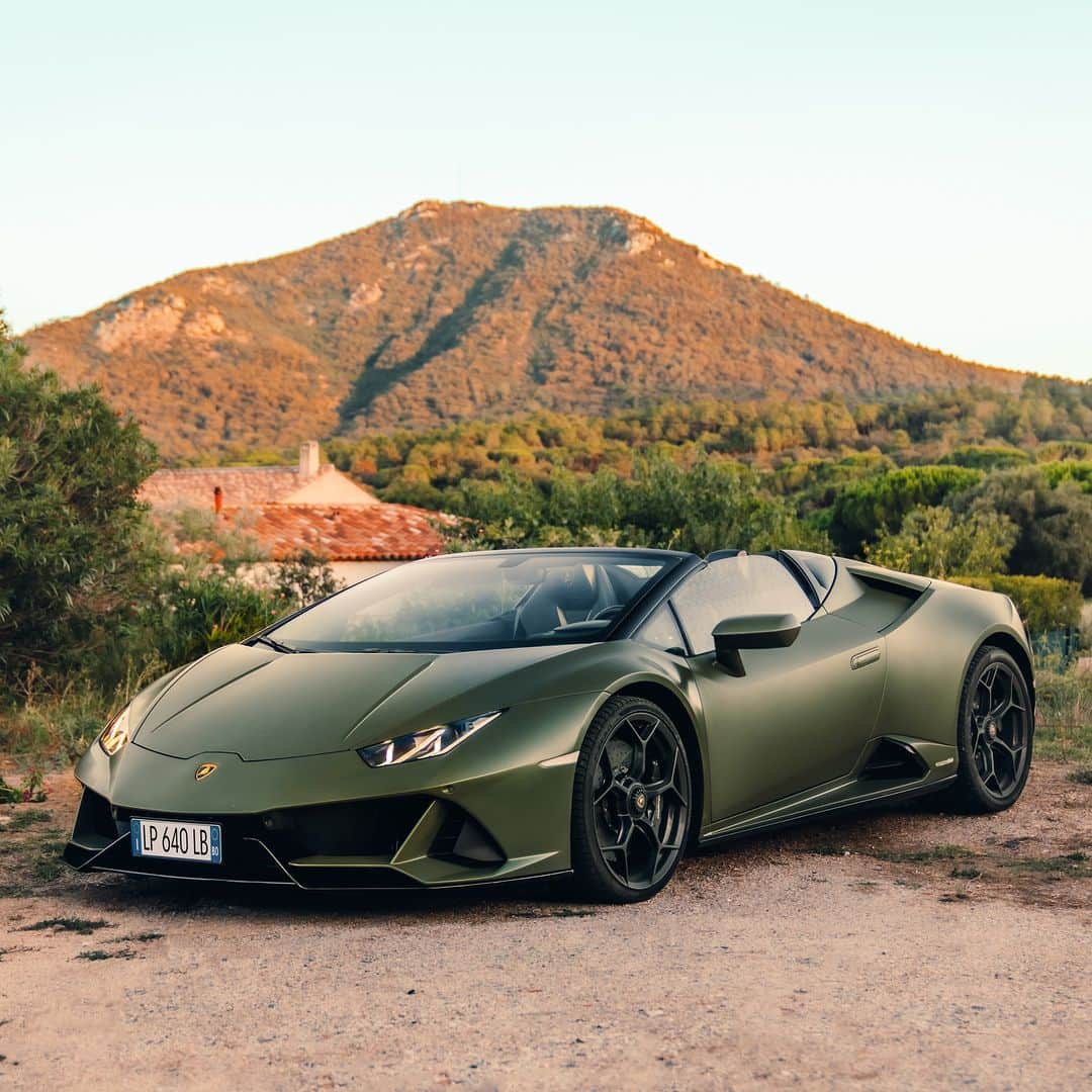 ランボルギーニのインスタグラム：「High expectations fulfilled by Huracán EVO Spyder, designed to amplify every driving sensation.  #Lamborghini #HuracanEVO #EveryDayAmplified __ Huracán EVO Spyder: fuel consumption combined 14.2 l/100km; CO2-emissions combined 338 g/km (WLTP EU27)」