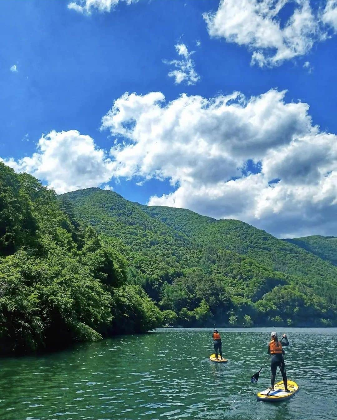 ?長野県 観光 公式インスタグラム さんのインスタグラム写真 - (?長野県 観光 公式インスタグラム Instagram)「// Photo by @shiroumaoutdoor_company  四季を通して楽しめる 「木崎湖」　 ＠大町市  青木湖、中綱湖とあわせて 「仁科三湖」と呼ばれる湖の中で 一番南に位置する「木崎湖」  釣りやウォータースポーツなど さまざまなアクティビティを年中楽しむことができます🎣✨  立ったままボードに乗って緑をゆっくりと眺めることができるSUP(サップ)は夏ならでは😃✨  湖畔ではキャンプやサイクリング、 近くには葛温泉から引湯された木崎湖温泉もあるので🏕✨♨️ 一日を通して満喫できますよ💕✨  ＝＝＝＝＝＝＝＝＝  Lake Kizaki (Omachi City)  Lake Kizaki is the southernmost of the Three Lakes of Nishina (Nishina Sanko).  Here you can enjoy a variety of activities such as standup paddleboarding, canoeing, cycling, camping and more.  Back on shore, you can enjoy the outdoors while camping, cycling, or leisurely relaxing in the hot spring waters of Kizakiko Onsen (drawn from Kuzu Onsen).  ＿＿＿＿＿＿＿＿＿　  Location / Omachi City , Nagano , Japan   #おうちでながの #長野のいいところ #木崎湖 #仁科三湖 #大町市」7月6日 17時00分 - nagano_japan