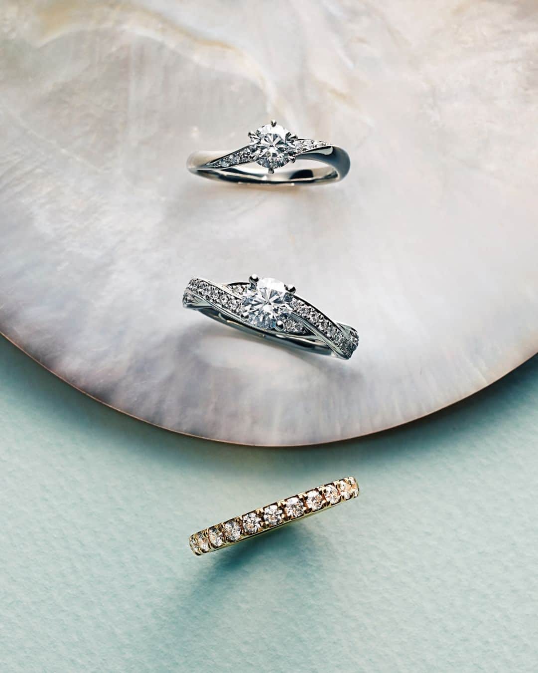 ラザール ダイヤモンド ブティック公式 | 婚約・結婚指輪のインスタグラム：「ー 憧れを誘う、きらめきに満ちた存在感 ー   厳選された原石に理想的なカットを施すことで燦然と輝くダイヤモンド。 芸術品のようなラザール ダイヤモンドのブライダルリング。  この上なく壮麗なダイヤモンドの美しさに陶酔して。  ＜婚約指輪＞COOPER'S ＜婚約指輪＞IVY 32 ＜エタニティリング＞ALBA  #lazarediamond  #ラザールダイヤモンド  #婚約指輪 #エンゲージリング #エタニティリング  #NEWYORK #NYC #ダイヤモンド #ダイヤモンドリング #ブライダルリング #ブライダルリング専門店」