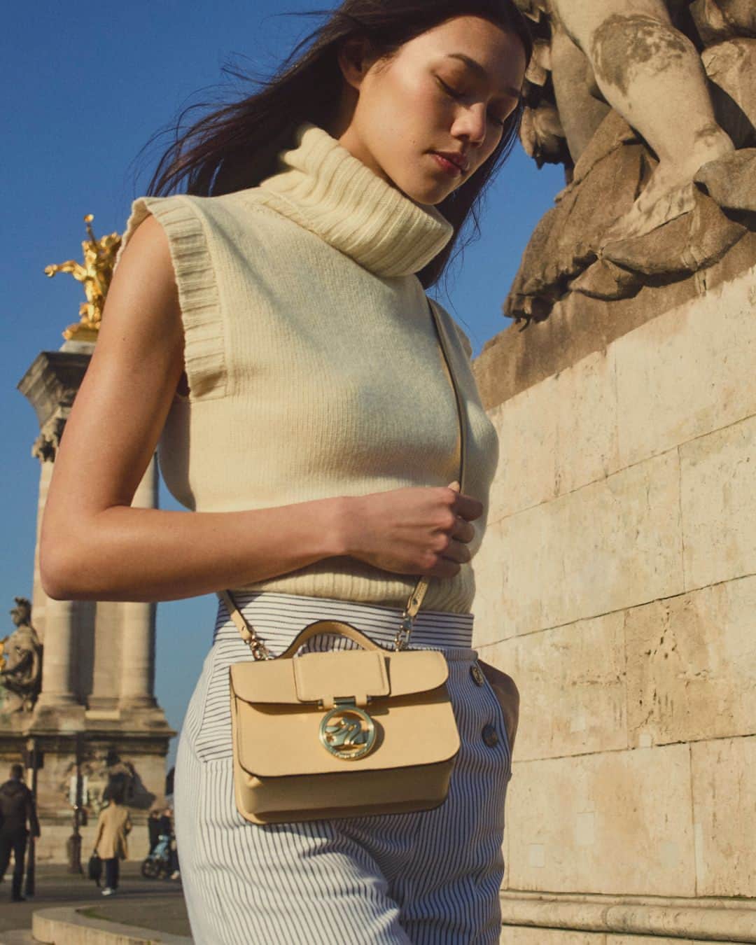 Longchampのインスタグラム：「She said: beige.  Collection #LongchampFW23 Bag: #LongchampBoxTrot Ready-to-wear: @longchamp  Photographer: @gstyles Stylist : @sagliogeraldine Hair stylist : @diegodasilva_ Make-Up artist : @mathiasvanhooff Model: @nnguyenjade   #parisianstyle #parisfashion #outfitinspiration #lifestyle #streetstyle #readytowear #frenchbrand」