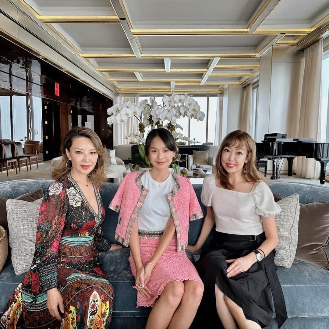 のインスタグラム：「お会いしてみたかった恵子さん♡ (ニューヨークの女🗽YouTubeも全て見てます)  幸枝さん ご縁をありがとうございます♡  100階プライベートカフェでアフタヌーンティ🫖✨ 皆さん強くてカッコ良すぎます❤️  もぅ緊張で顔が引き攣ってる😱」