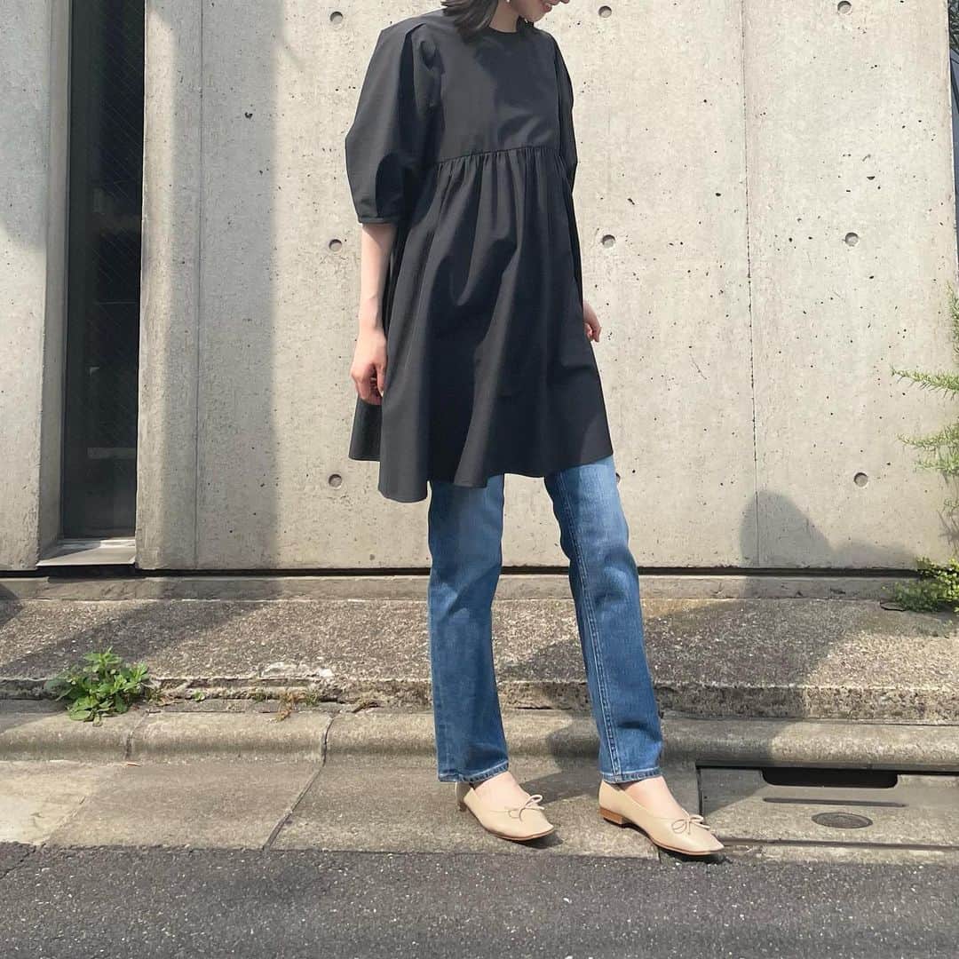 Moname Official Instagramさんのインスタグラム写真 - (Moname Official InstagramInstagram)「. ボリュームのあるフェミニンなブラウスでも バランスが取りやすい ストレートシルエットの”MILLA ”  裾に向かってややテーパードしているため、 女性らしい印象になります✨ . MILLA No.41131003 Col.LBL ¥20,900 . #moname #23ss #デニム #コーデ#モナーム #instagramfashion #denim #moname_code #jeans #デニム#ストレッチデニム」7月6日 17時11分 - moname.official