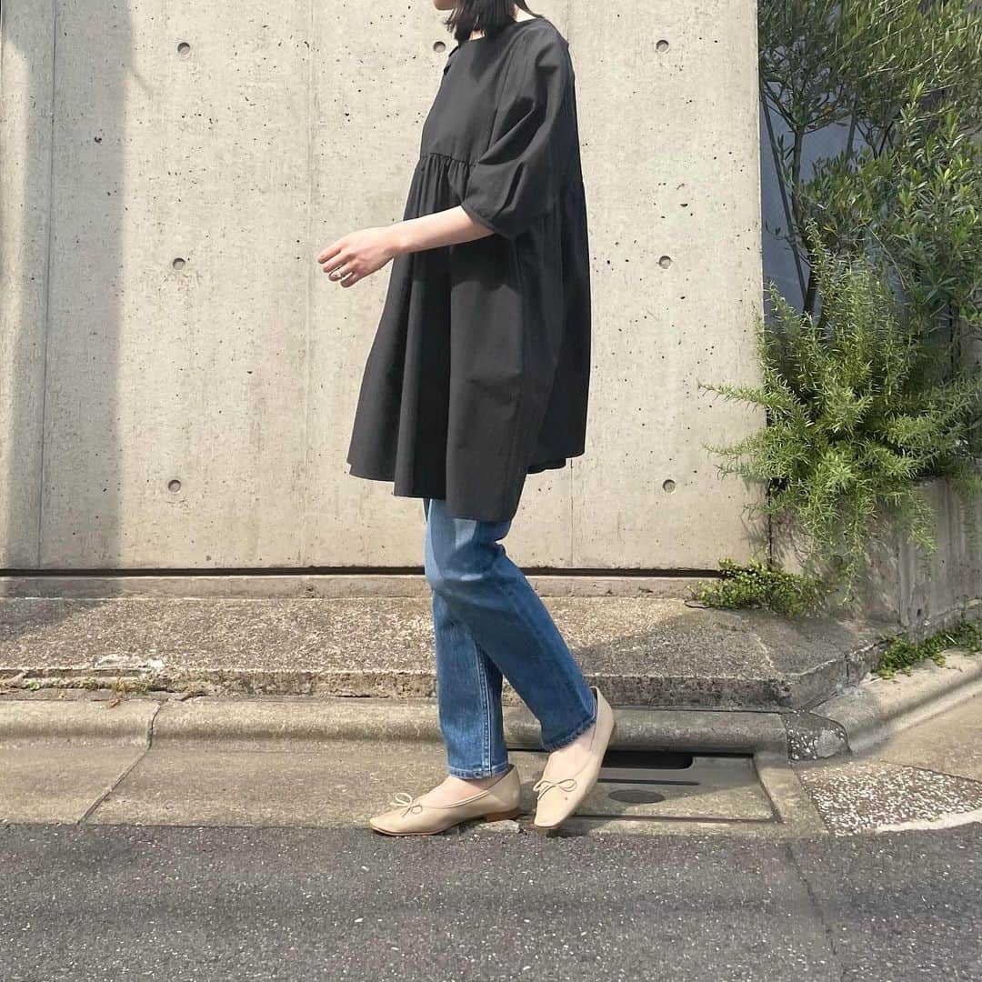 Moname Official Instagramさんのインスタグラム写真 - (Moname Official InstagramInstagram)「. ボリュームのあるフェミニンなブラウスでも バランスが取りやすい ストレートシルエットの”MILLA ”  裾に向かってややテーパードしているため、 女性らしい印象になります✨ . MILLA No.41131003 Col.LBL ¥20,900 . #moname #23ss #デニム #コーデ#モナーム #instagramfashion #denim #moname_code #jeans #デニム#ストレッチデニム」7月6日 17時11分 - moname.official