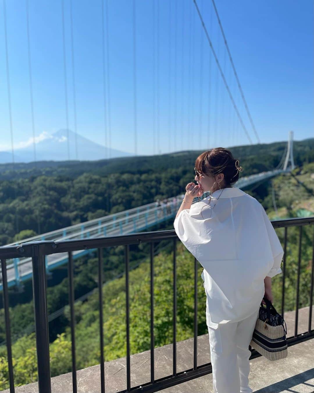のインスタグラム：「. 載せるの遅くなったけど、温泉の次の日は、のんびり観光しました😎🫶🗻🌳🪻💐🌷🌹」