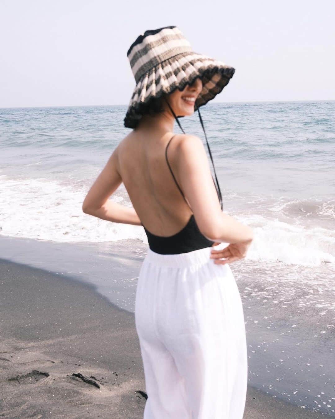 安藤沙耶香のインスタグラム：「@nala_jp の新作水着👙  ✔︎shirring swim inner wear ✔︎shirring swim bratop  2023年は クールでエッジの効いた去年のback open swim wearとは雰囲気をガラリと変えて  ヘルシーでセクシーで それでいてちょっぴりレトロな雰囲気を出したくて  ワンピース型は ✔︎胸元の開き加減 ✔︎サイドシルエット ✔︎バックスタイル ✔︎肩紐の細さ  ブラトップも ✔︎絶妙な幅と肩紐の付け位置  語り出したらキリがないくらい こだわってます  もちろん細部にはこだわってるのだけど（当たり前にね😉）  パッと見て 「きゃ♡かわいい♡」 にもこだわったので  みなさんの心に ズキュンときてくれていたら とっても嬉しいです☺️  シャーリング生地はNalaオリジナルの編み地で♡  編みの加減も 何度も何度も修正して デザインにピッタリマッチするように  それでいて着心地良く フリーサイズでもストレスフリーに着用いただけるように工夫してあります  胸はAカップさんからGカップさんまでお試しいただけているので 幅広い方にお届けできるかな？と思ってます！ （もちろん体型にもよりますが‥）  ワンピース水着は去年同様 股下にスナップを付けてあるので 普段着使用にも💯  レトロでフレンチセクシーなこの子達は 一枚でもインナーとしても チラ見せアイテムとしても 使い回し放題です♡  どちらを選んでも たくさん着れること間違いなしなのでぜひお手に取っていただけたら幸せでございます  販売は 7/6 21:00〜  ※フレアパンツの再販も一緒にします♡  #nala #nala_jp #swimwear」