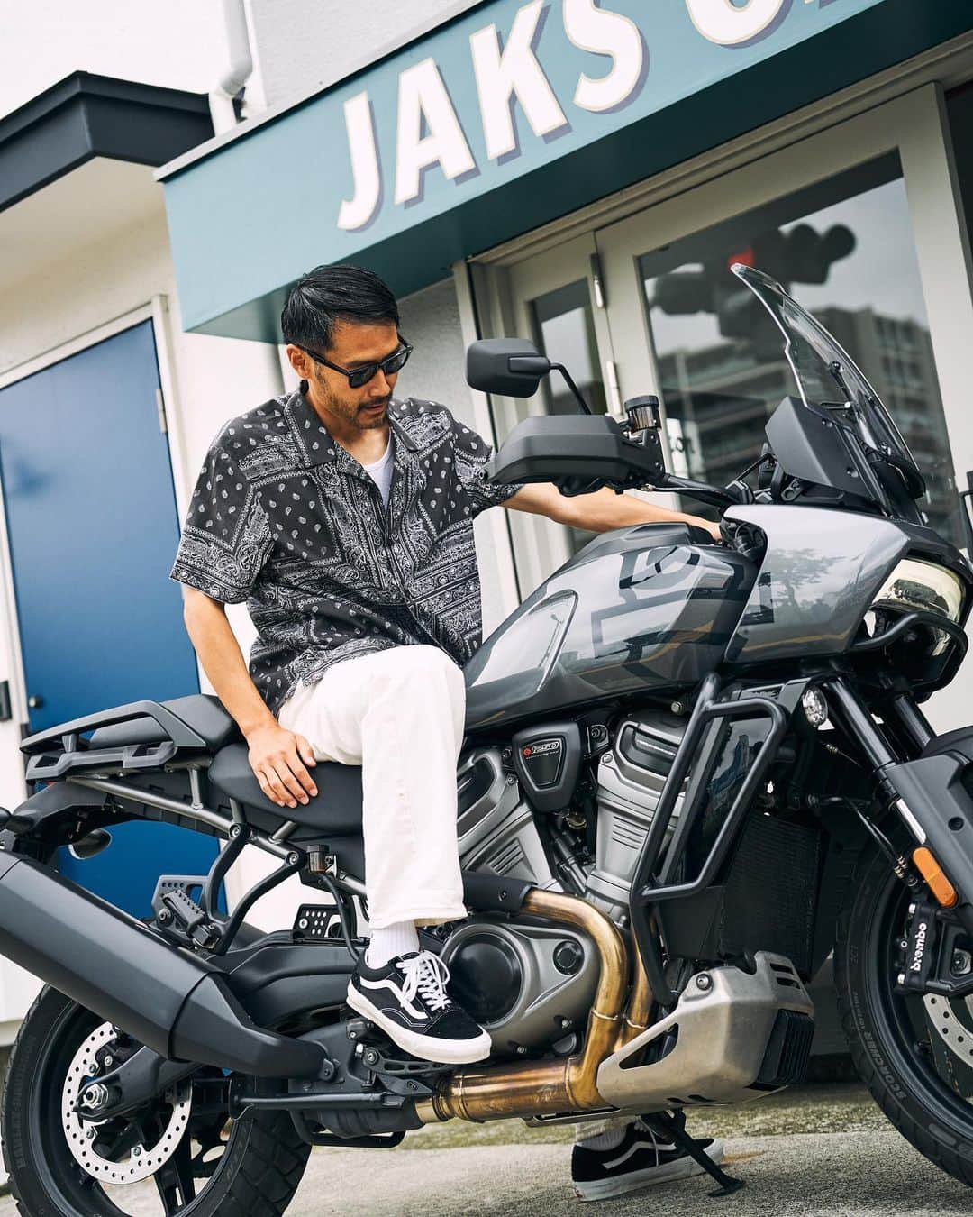 Harley-Davidson Japanさんのインスタグラム写真 - (Harley-Davidson JapanInstagram)「Harley-Davidson Lifestyle マイクロペイズリーが新鮮なバンダナ柄シャツをモノトーンで上品に。小粋な男がリードする大人の夏の正解例  https://www.harley-davidson-japan.jp/top/CSfTop.jsp  #ハーレーダビッドソン #HarleyDavidson #UnitedWeRide #ハーレーアパレル #ハーレーライフ #ハーレーのある生活 #ファッション #HarleyDavidsonLifestyle」7月6日 17時13分 - harleydavidsonjapan