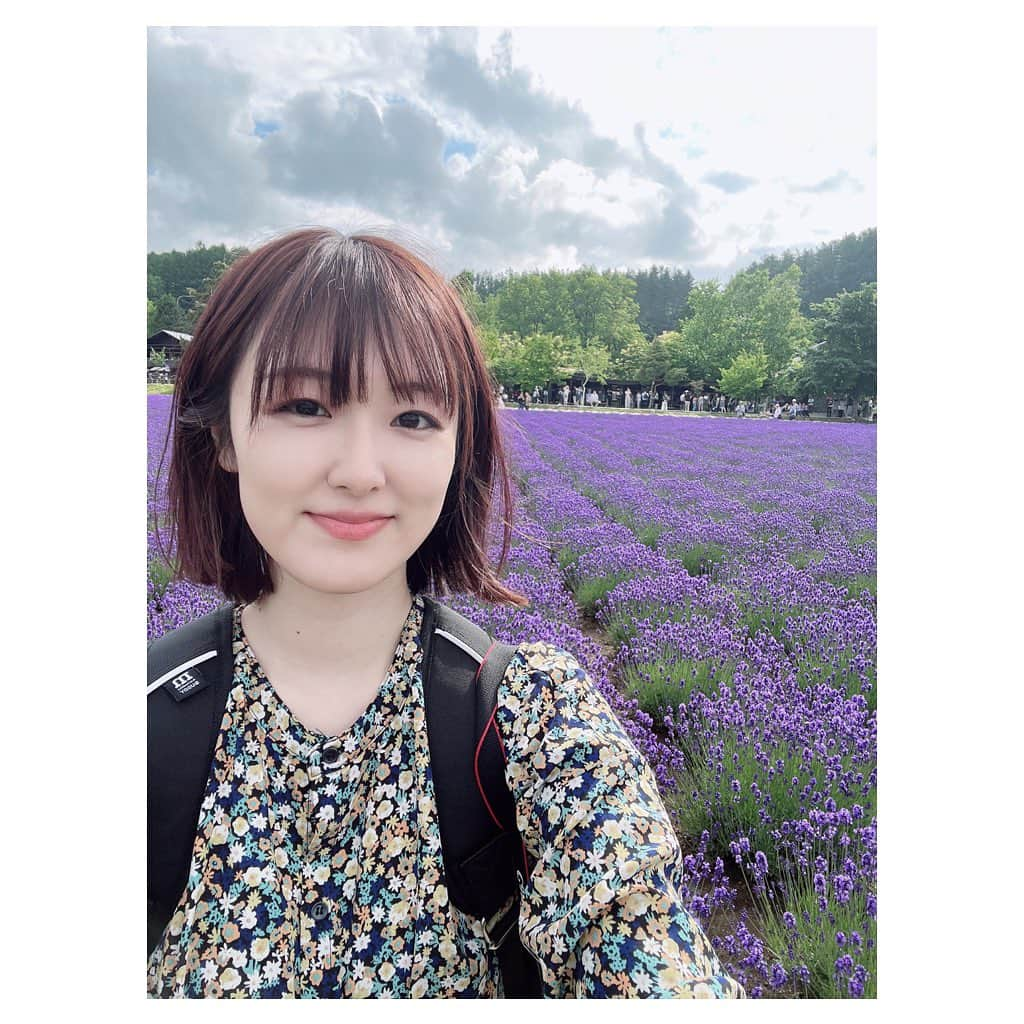 大後寿々花さんのインスタグラム写真 - (大後寿々花Instagram)「観光地での自撮りのコツとしましては、外国人観光客を演じることです😂✌️ #そうすれば #怖くない #よ #🤭 #lavender #farmtomita」7月6日 17時14分 - suzuka_ohgo